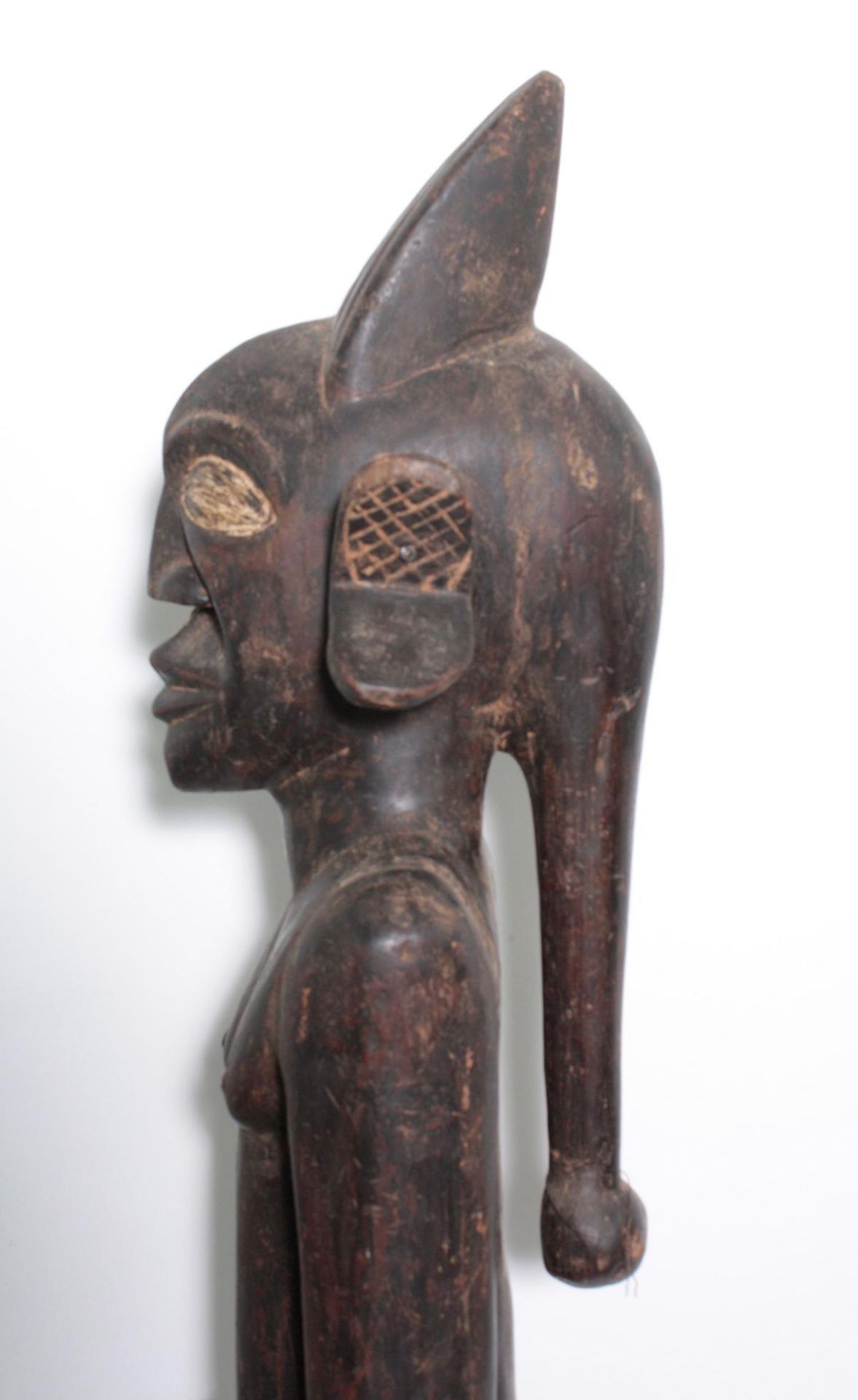 Große Figur, wohl "Eshu", Yoruba, Nigeria , 1. Hälfte 20. Jh.Holz geschnitzt, schwarze krustige - Bild 9 aus 11