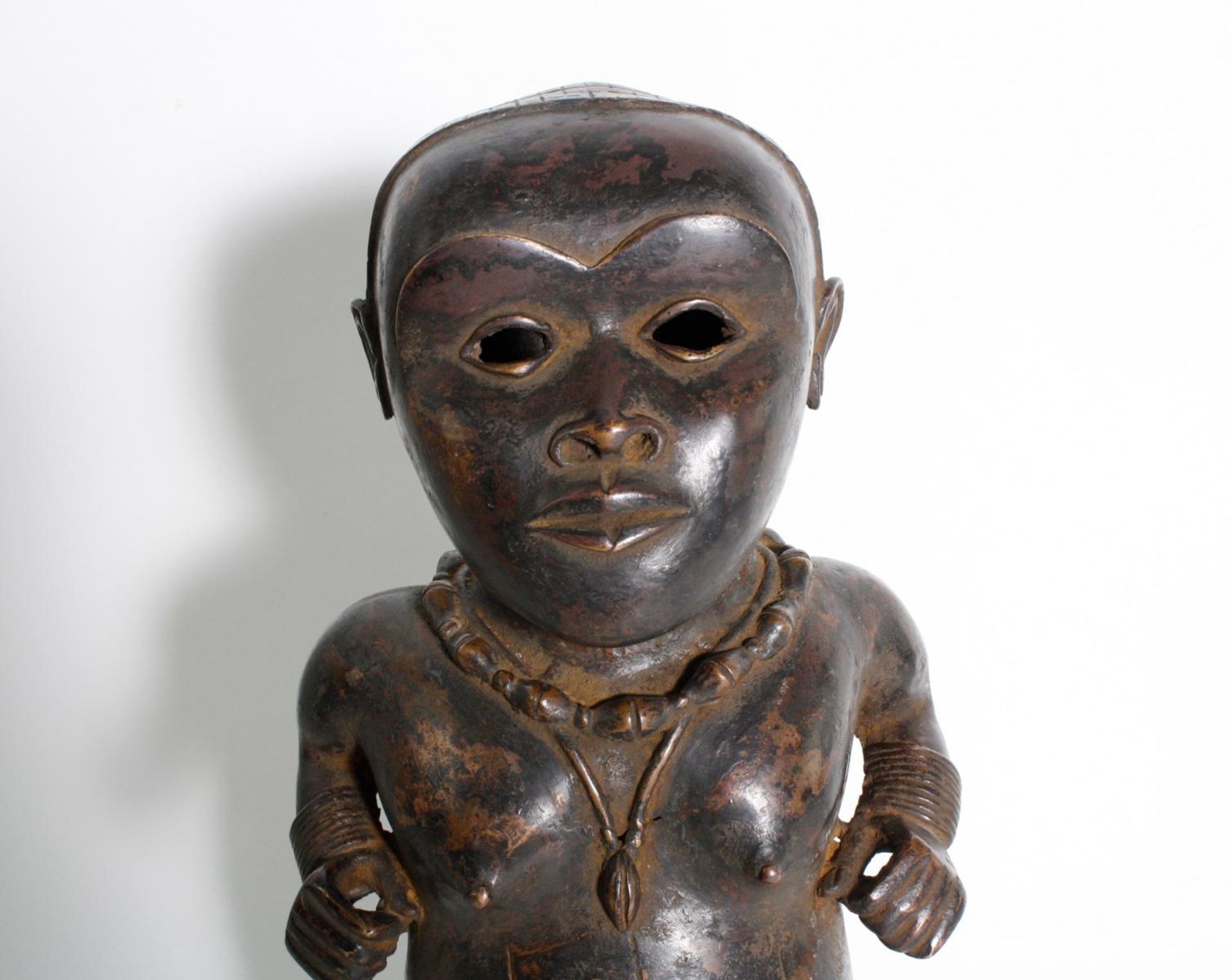 Bronze-Figur, Hofzwerg, Benin, Nigeria, 1. Hälfte 20. Jh.Stehende Figur mit seitlich am Körper - Bild 2 aus 5