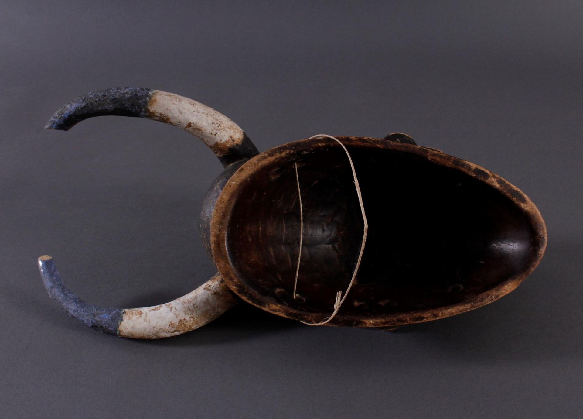 Antike Maske, Kamerun. Büffelmaske 1. Hälfte 20. Jh.Holz geschnitzt, Reste von weißer Farbe, - Bild 4 aus 4