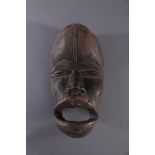 Antike Maske, Dan-Kran, Elfenbeinküste, 1. Hälfte 20. Jh.Holz, geschnitzt, dunkle Patina. Nach vorne