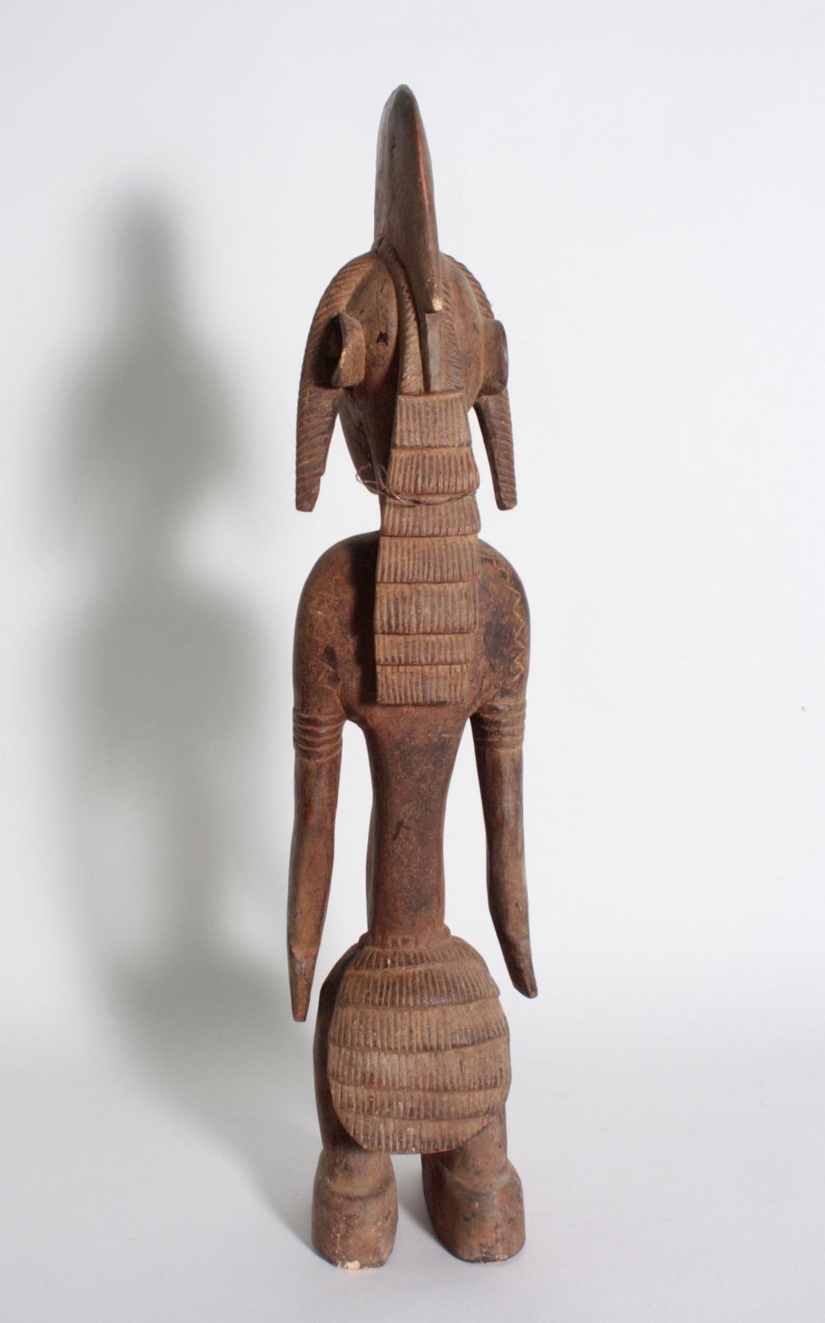 Stehende Frauenfigur, Senufo/Elfenbeinküste, 1. Hälfte 20. Jh.Bräunliches Holz. Stehende Frauenfigur - Bild 4 aus 6