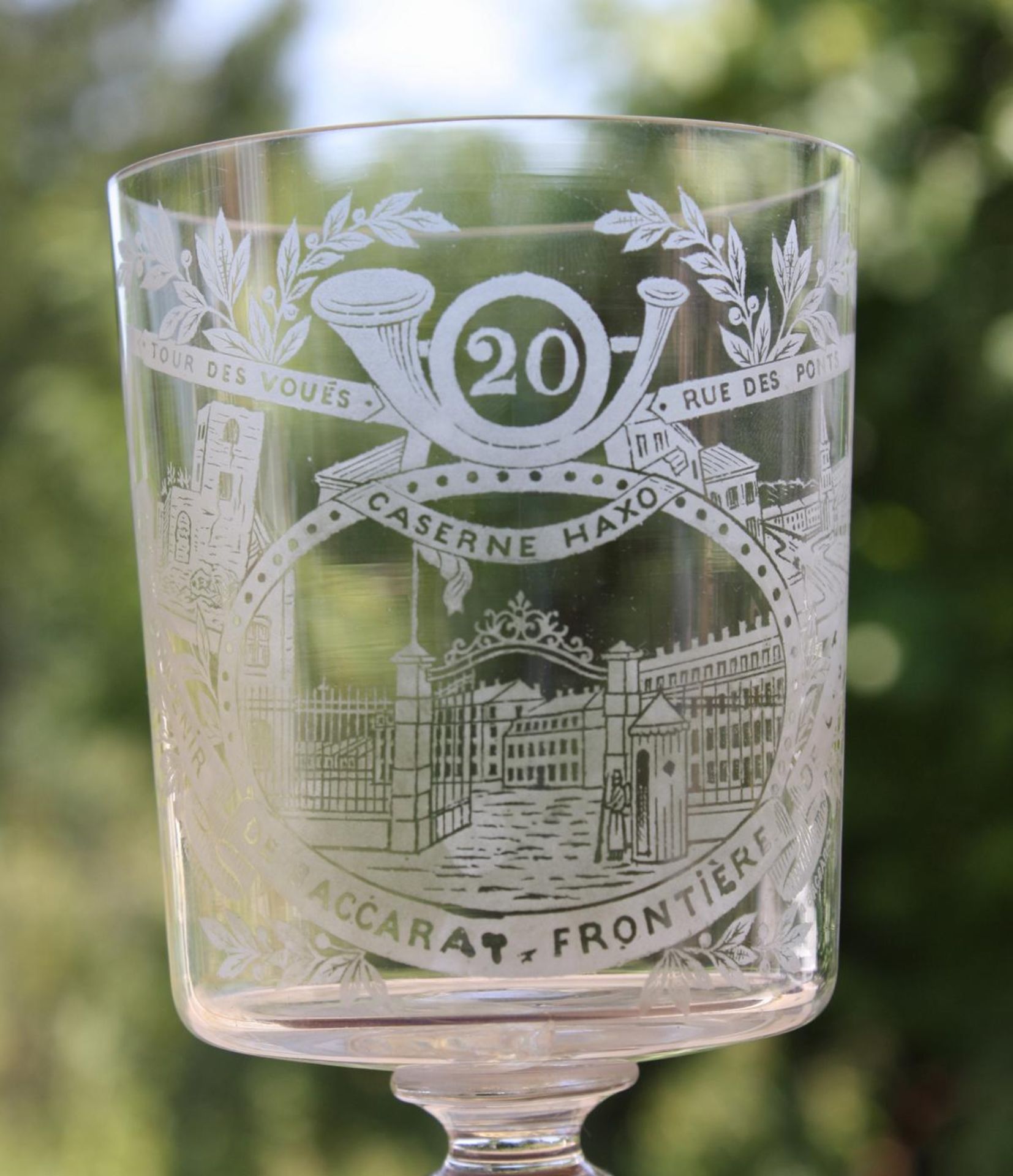 Baccarat Souvenir Glas, 1920Farbloses Glas mit geätztem Dekor, bezeichnet: 'Tour de Voués, Rue de - Bild 2 aus 3