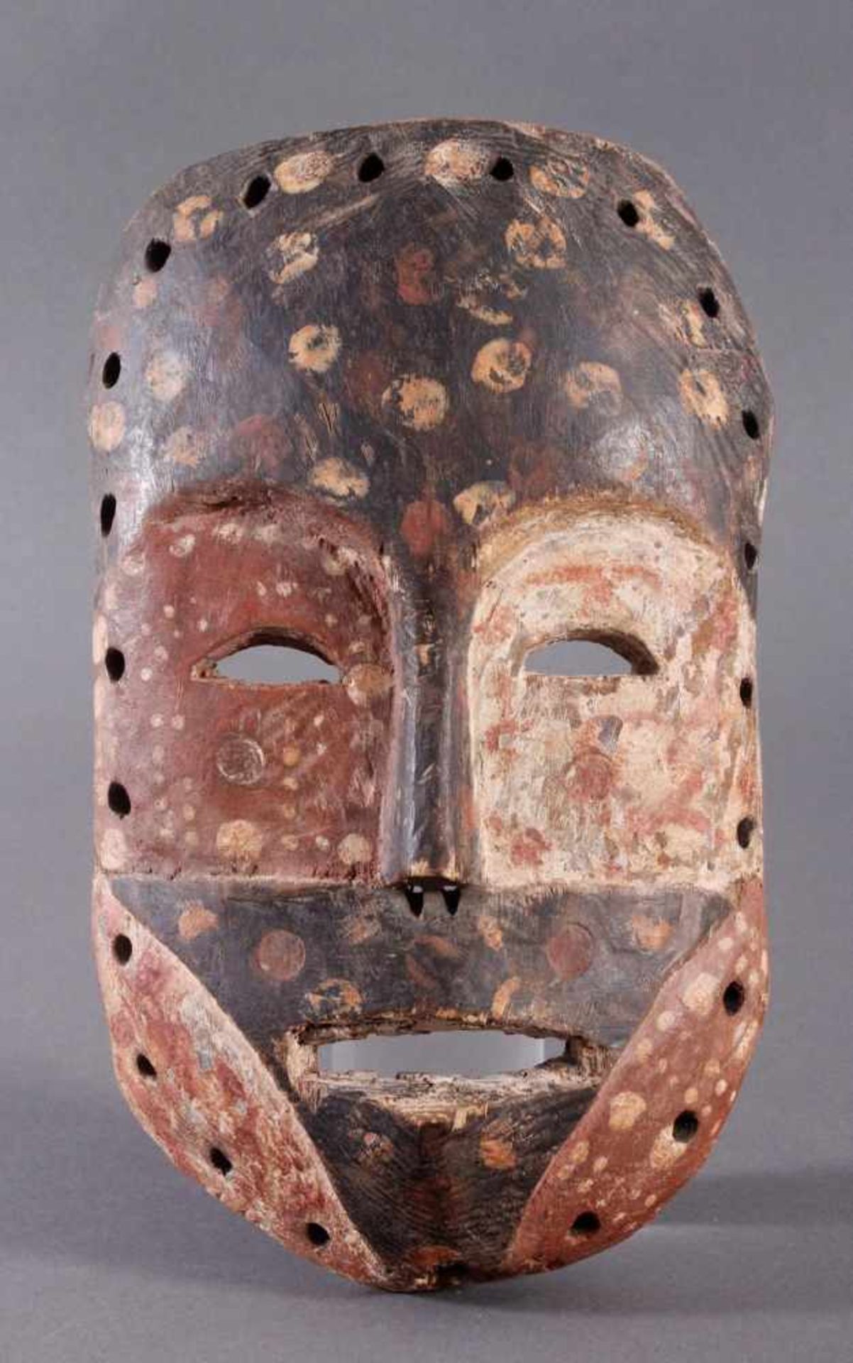 Antike Maske, Mossi, Ghana 1. Hälfte 20. Jh.Holz geschnitzt, Kalk, schwarze und rote Bemalung, ca. 6