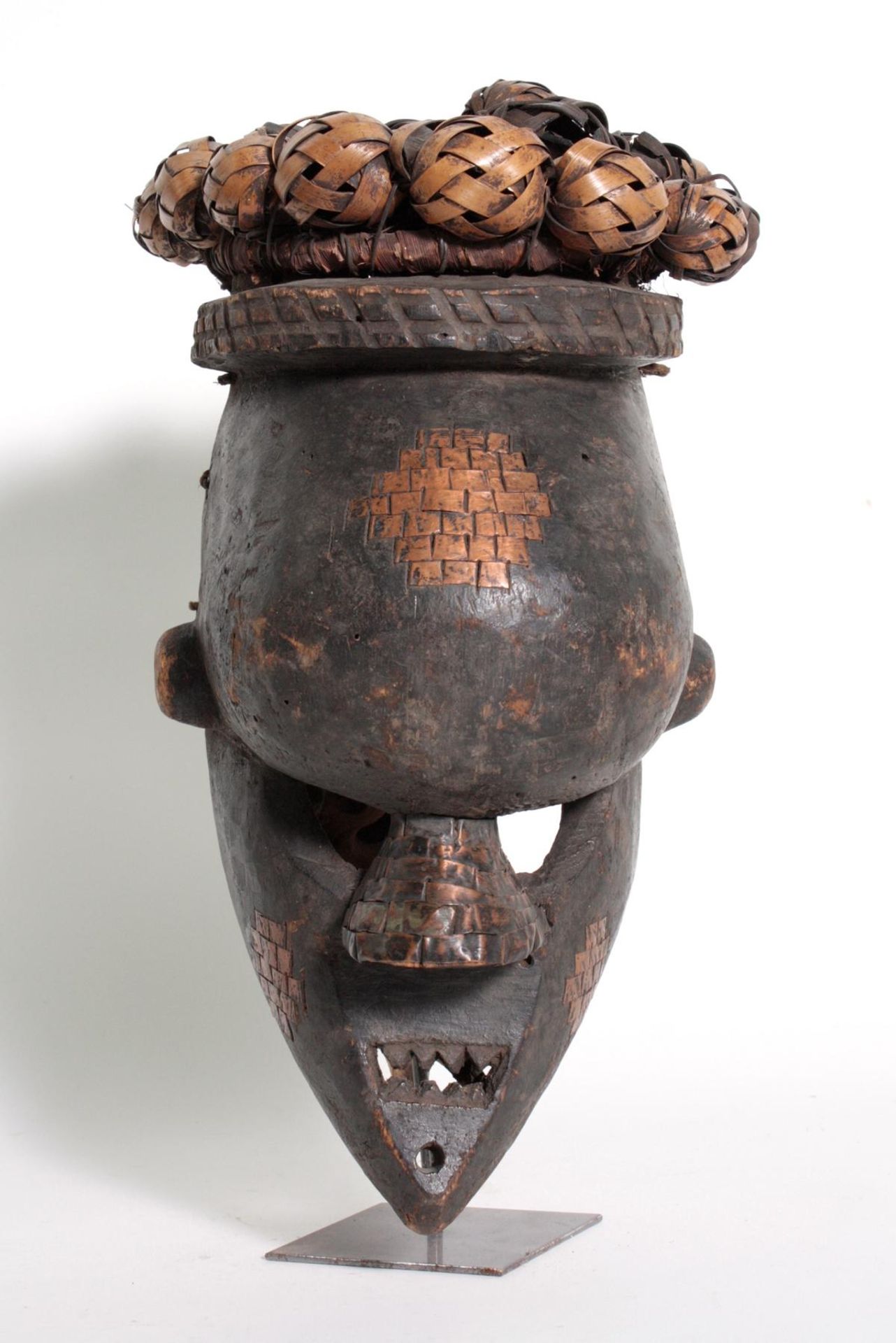 Kriegermaske der Salampasu, D. R. Kongo, 1. Hälfte des 20. Jh.Holzmaske mit Augenöffnungen und