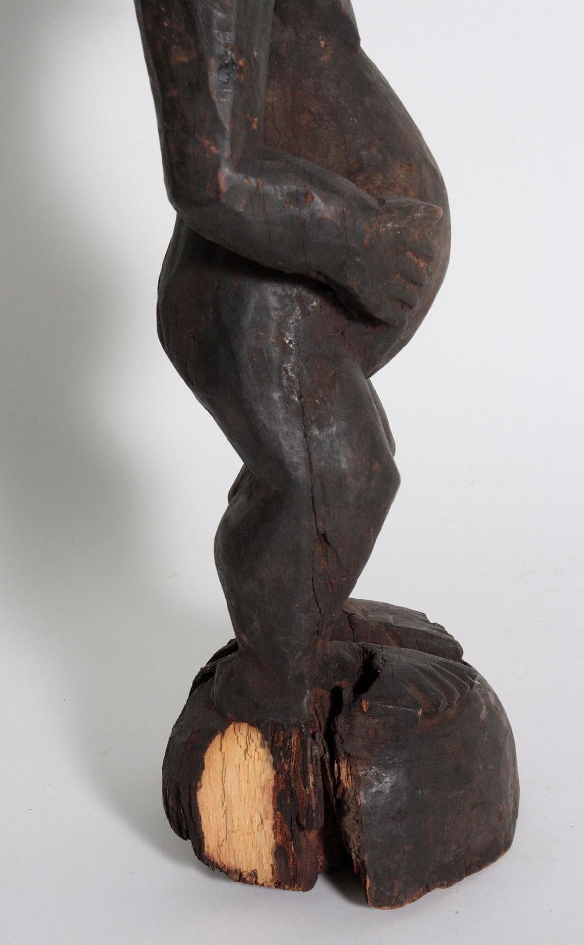 Kraft-Figur, Songye/Kongo, 1. Hälfte 20. Jh.Holz geschnitzt und dunkel patiniert, auf rundem - Bild 6 aus 7