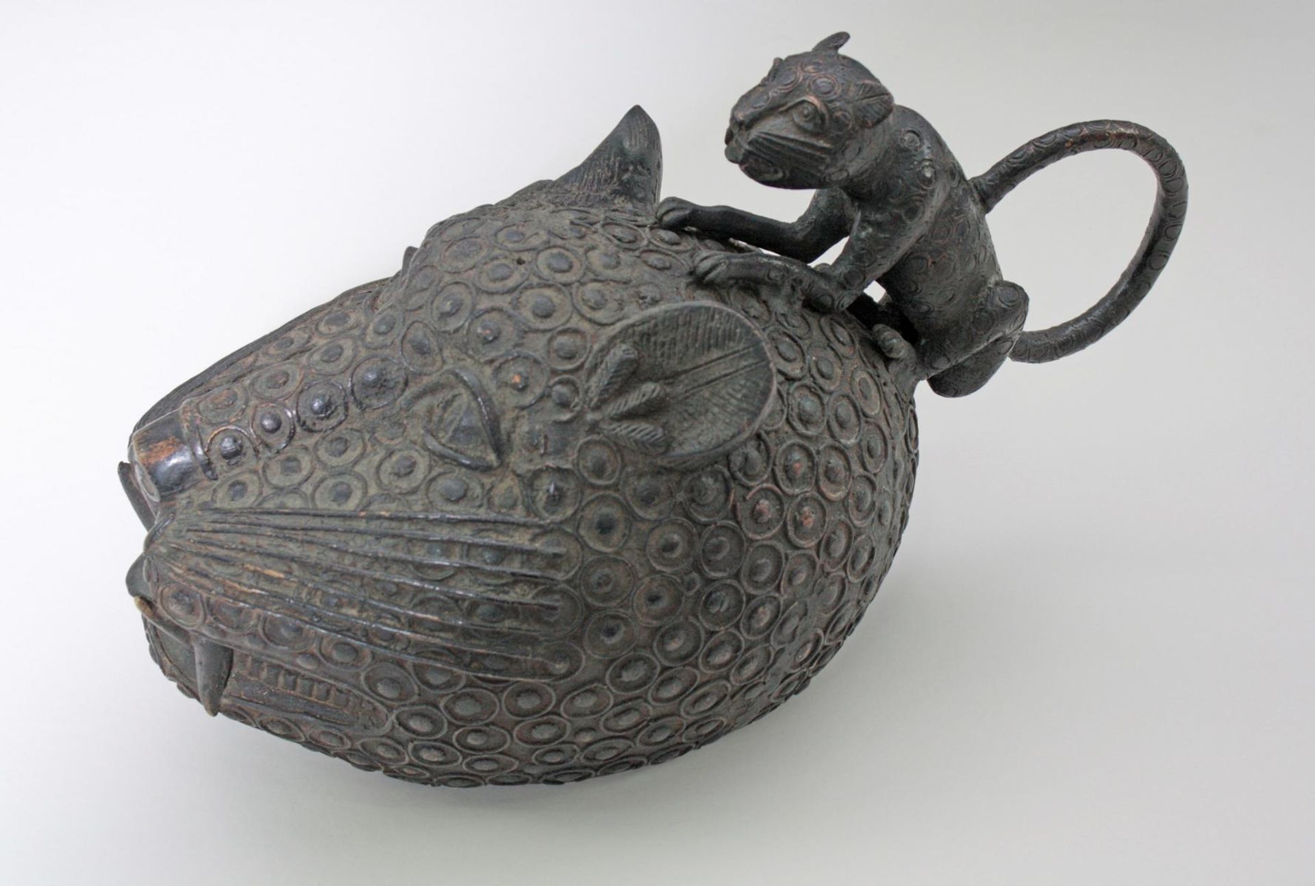 Leopardenkopf, Benin, Nigeria, 1. Hälfe 20. Jh.Bronze, mit dunkler Patina, Leopardenkopf mit einem - Bild 4 aus 6