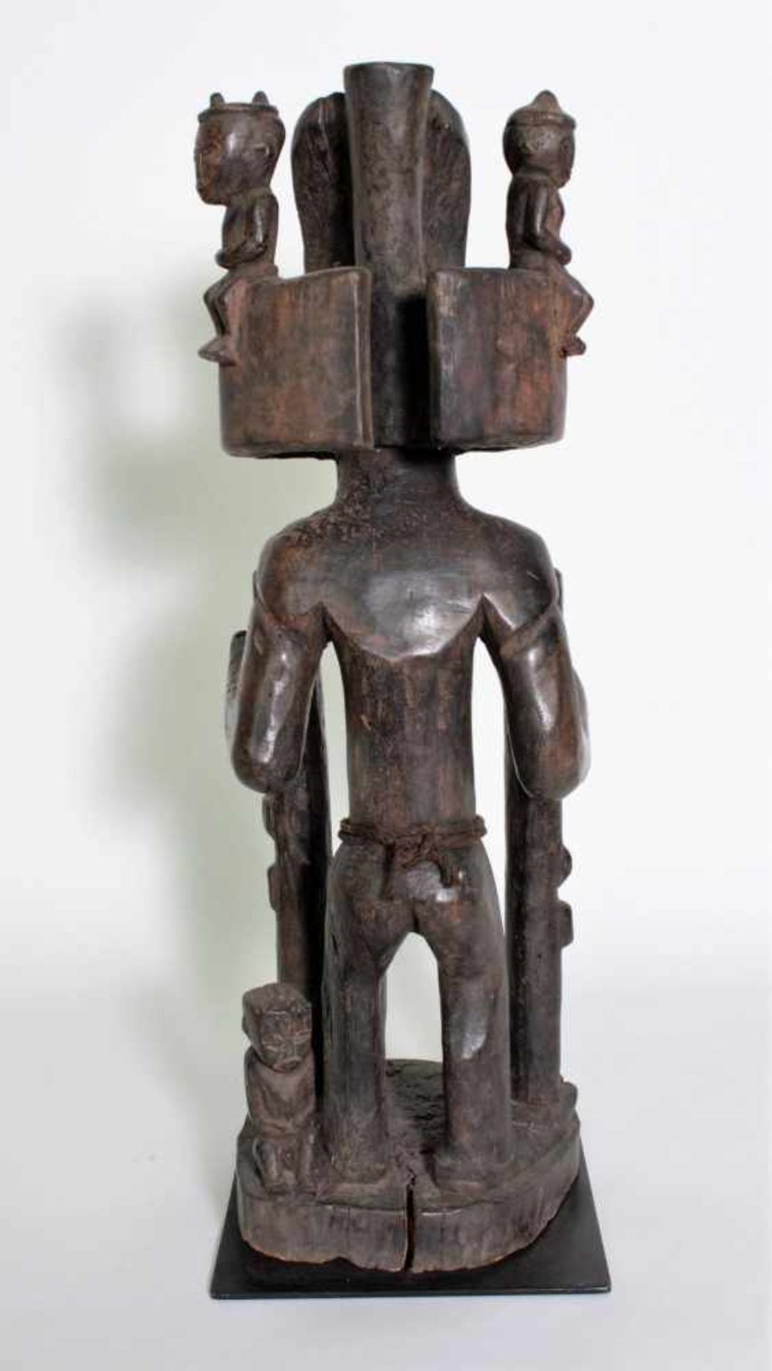 Figur des Chibinda Ilunga, Chokwe, Angola, 19. Jh.Holz mit dunkelbrauner Krustenpatina. Der - Bild 6 aus 11
