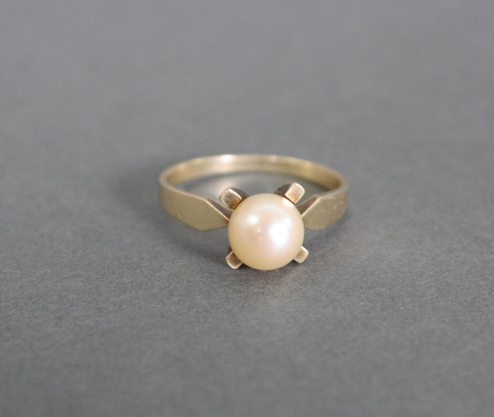 Damenring mit Perle, 14 Karat Gelbgold1 Perle Durchmesser 7,5 mm, Ringgröße 58, 3,4 g.