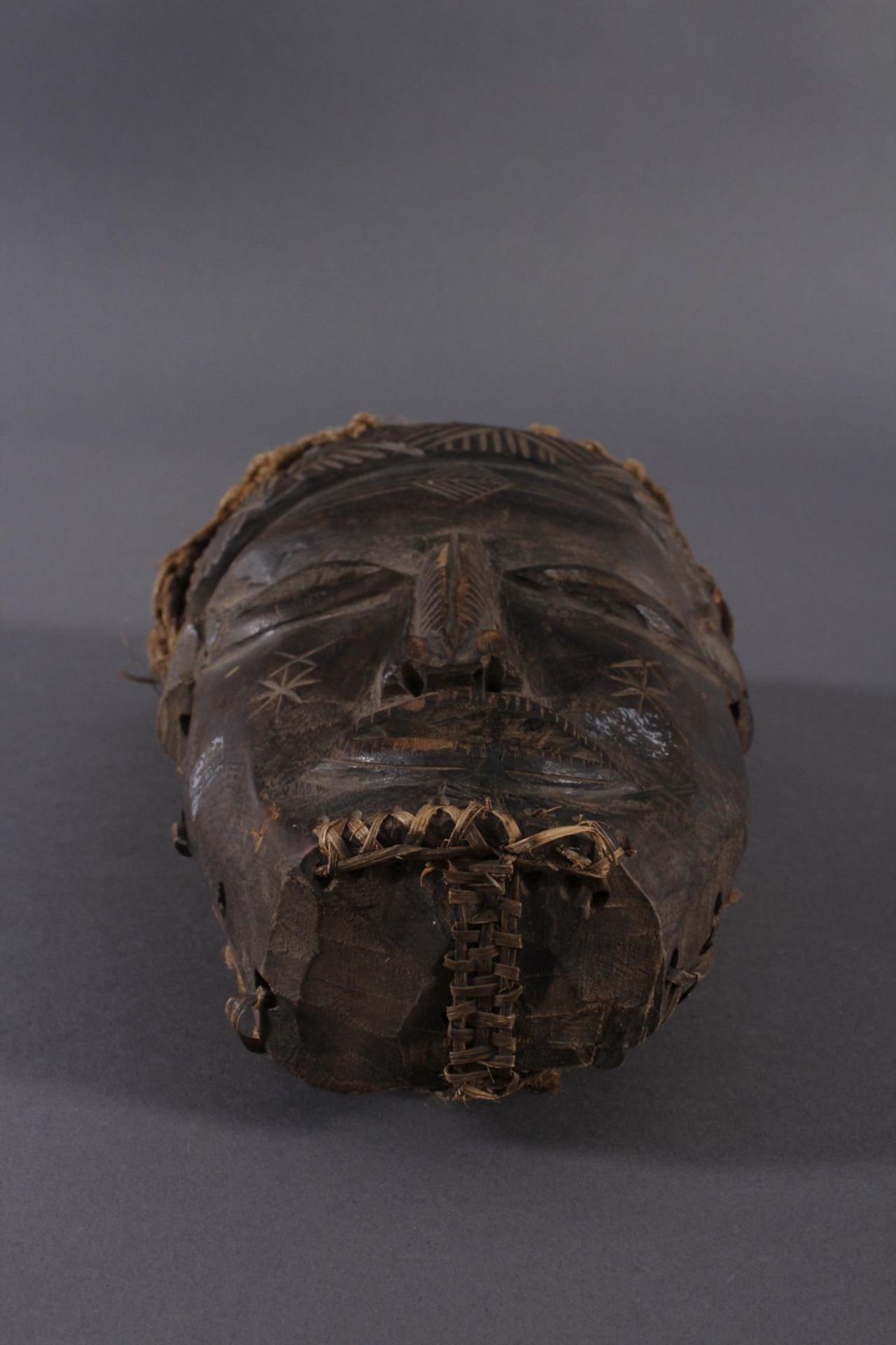 Antike Maske, Chokwe, Angola 1. Hälfte 20. Jh.Holz geschnitzt, dunkle Patina, Narbentatauierung, - Bild 8 aus 8