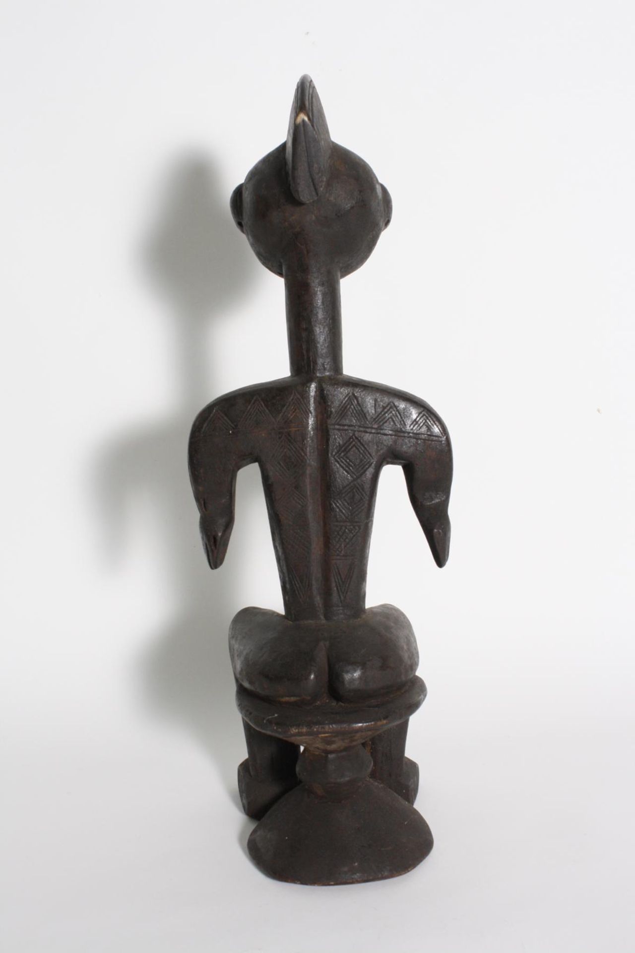 Sitzende weibliche Figur, Bambara, Mali, 1. Hälfte 20. Jh.Holz, geschnitzt. Dunkler krustiger - Bild 5 aus 6