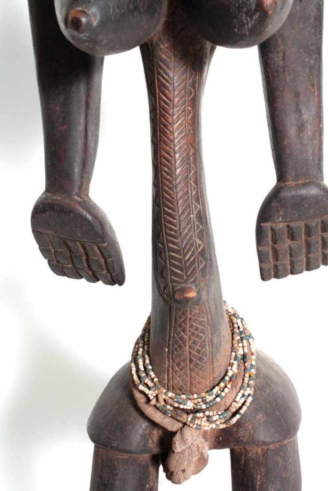 Bambara/Mali, stehende weibliche Figur, 1. Hälfte 20. Jh.Holz, dunkelbraune Patina, stehende Frau - Bild 7 aus 7