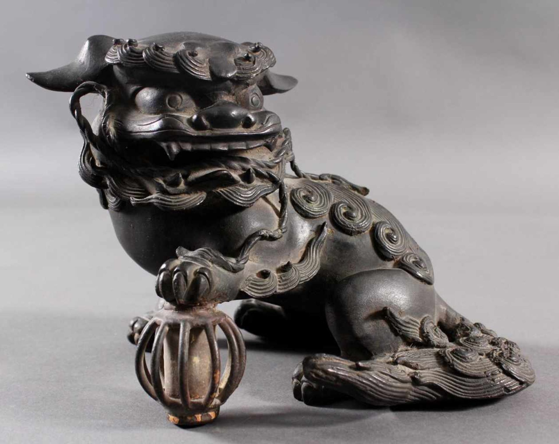 Bronze Fu oder Foo Hund, Japan wohl 20. Jh.Bronze dunkel patiniert, ca. 16,5 x 22 x 15 cm, 2,6 kg.