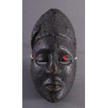 Antike Afrikanische Maske, 1. Hälfte 20. Jh.Braunes Holz, rot bemalt, schwarze Patina mit