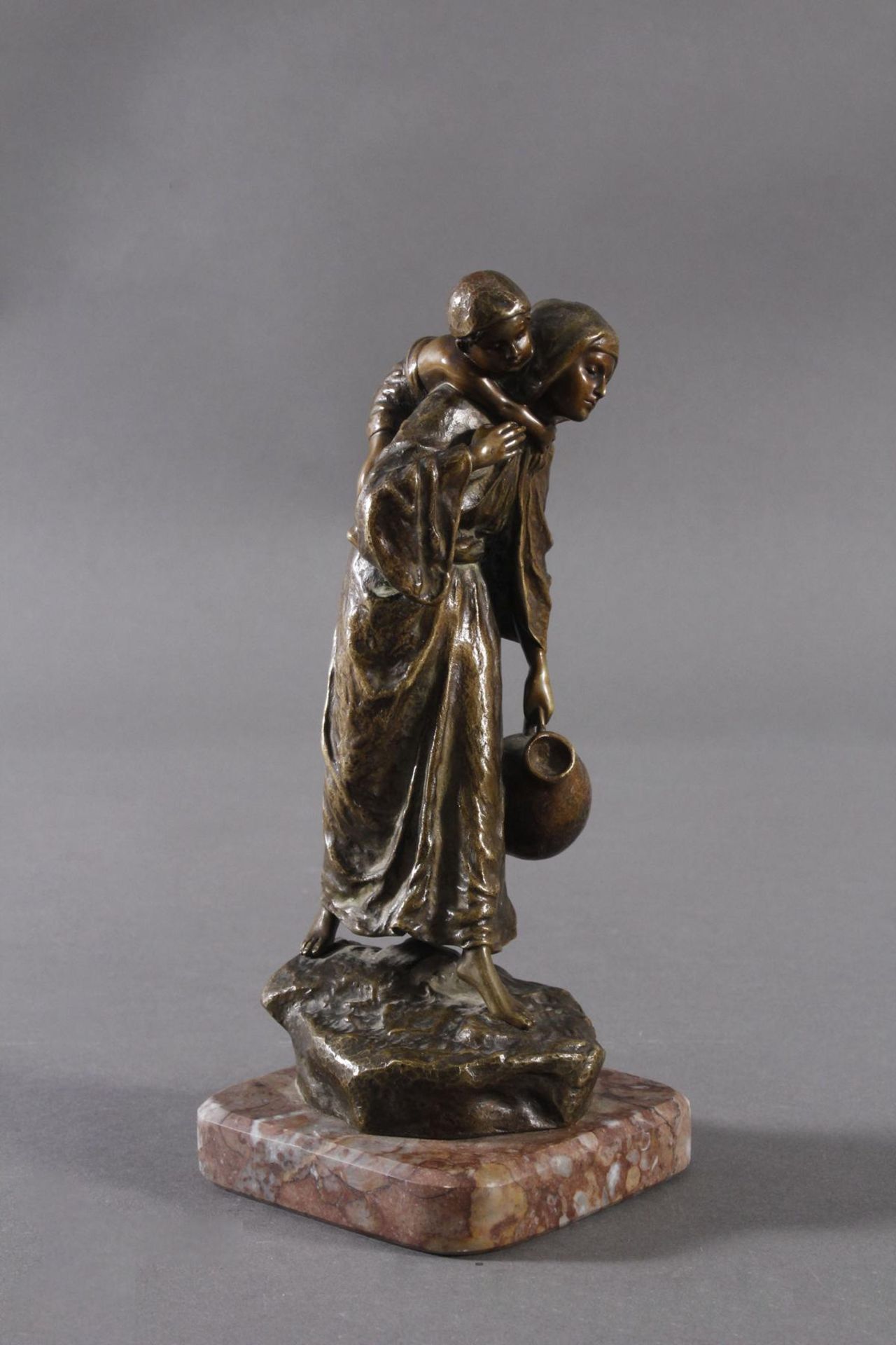 Andor Ruff (1895-1951), Bronze-Skulptur auf MarmorsockelMutter und Kind um 1925. Auf der Plinthe - Image 2 of 6
