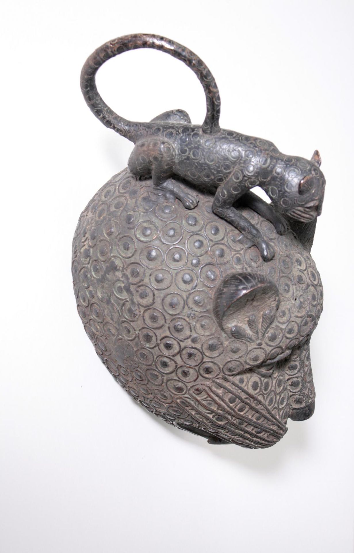 Leopardenkopf, Benin, Nigeria, 1. Hälfe 20. Jh.Bronze, mit dunkler Patina, Leopardenkopf mit einem - Bild 5 aus 6