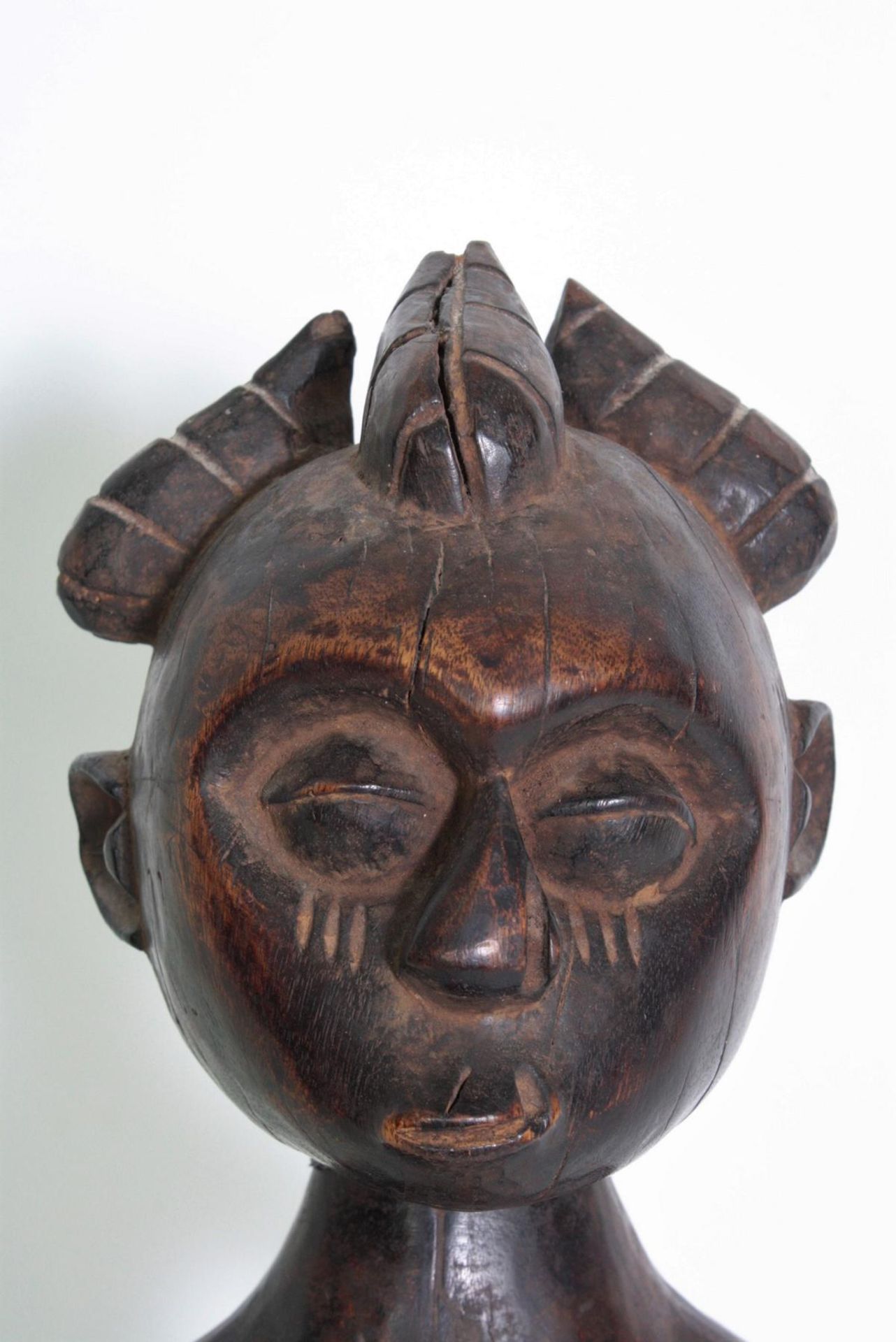 Sitzende weibliche Figur, Baule, Elfenbeinküste, 1. Hälfte 20. Jh.Holz geschnitzt, schwarzbraune - Bild 2 aus 7
