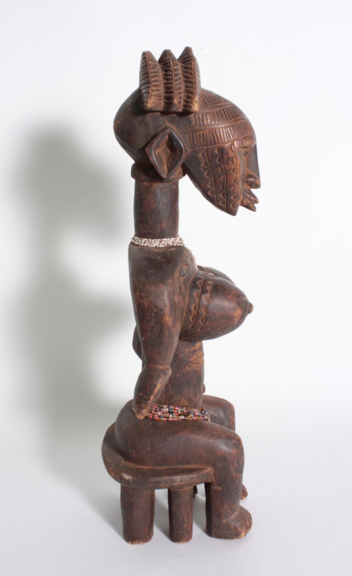 Bambara/Mali, sitzende weibliche Figur, 1. Hälfte 20. Jh.Holz, dunkelbraune Patina, sitzende Frau - Bild 3 aus 6