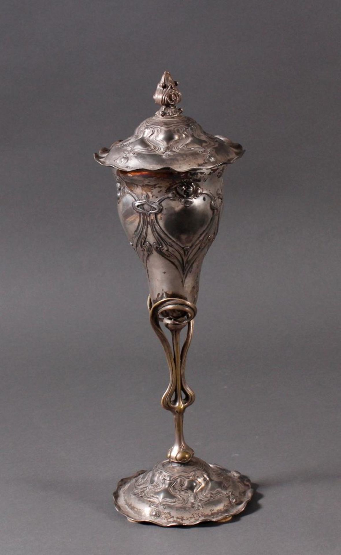 Britanniametall Jugendstil-Pokal, WMF um 1905Versilbert. Versilberung berieben. Pokal auf der