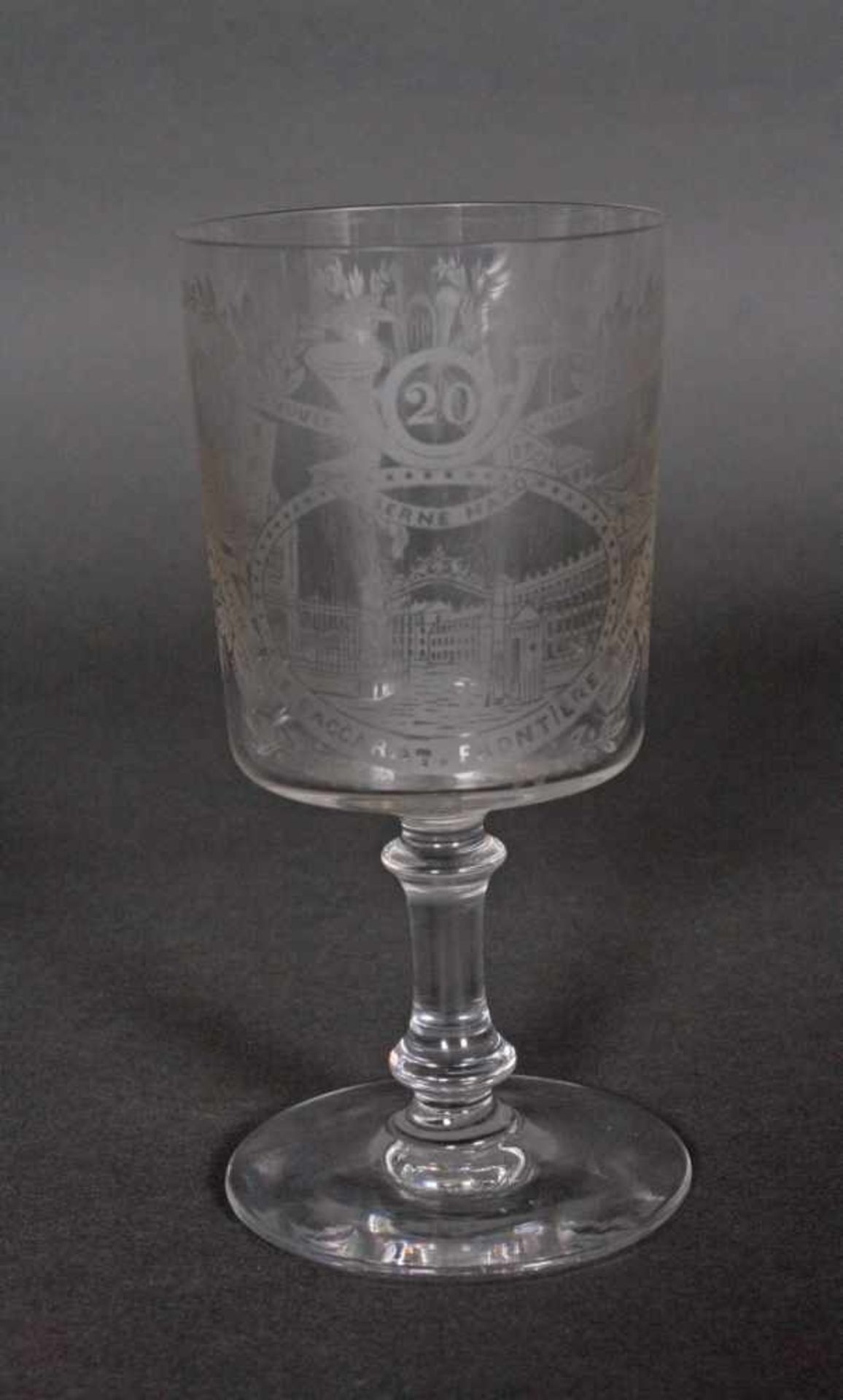 Baccarat Souvenir Glas, 1920Farbloses Glas mit geätztem Dekor, bezeichnet: 'Tour de Voués, Rue de