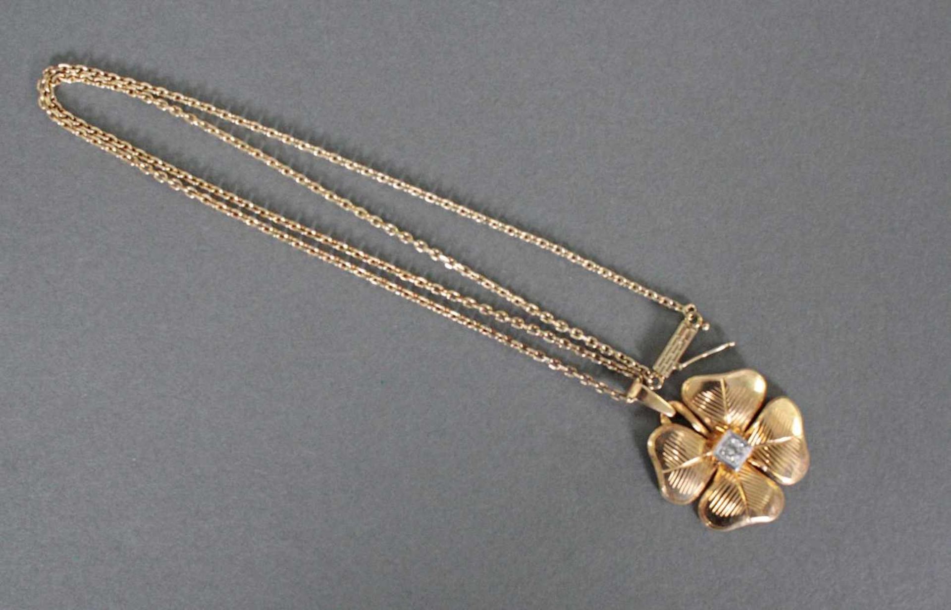 Halskette mit Blütenanhänger und Diamanten, 18 und 14 Karat GelbgoldKette aus 585 Gold, ca. Länge 50