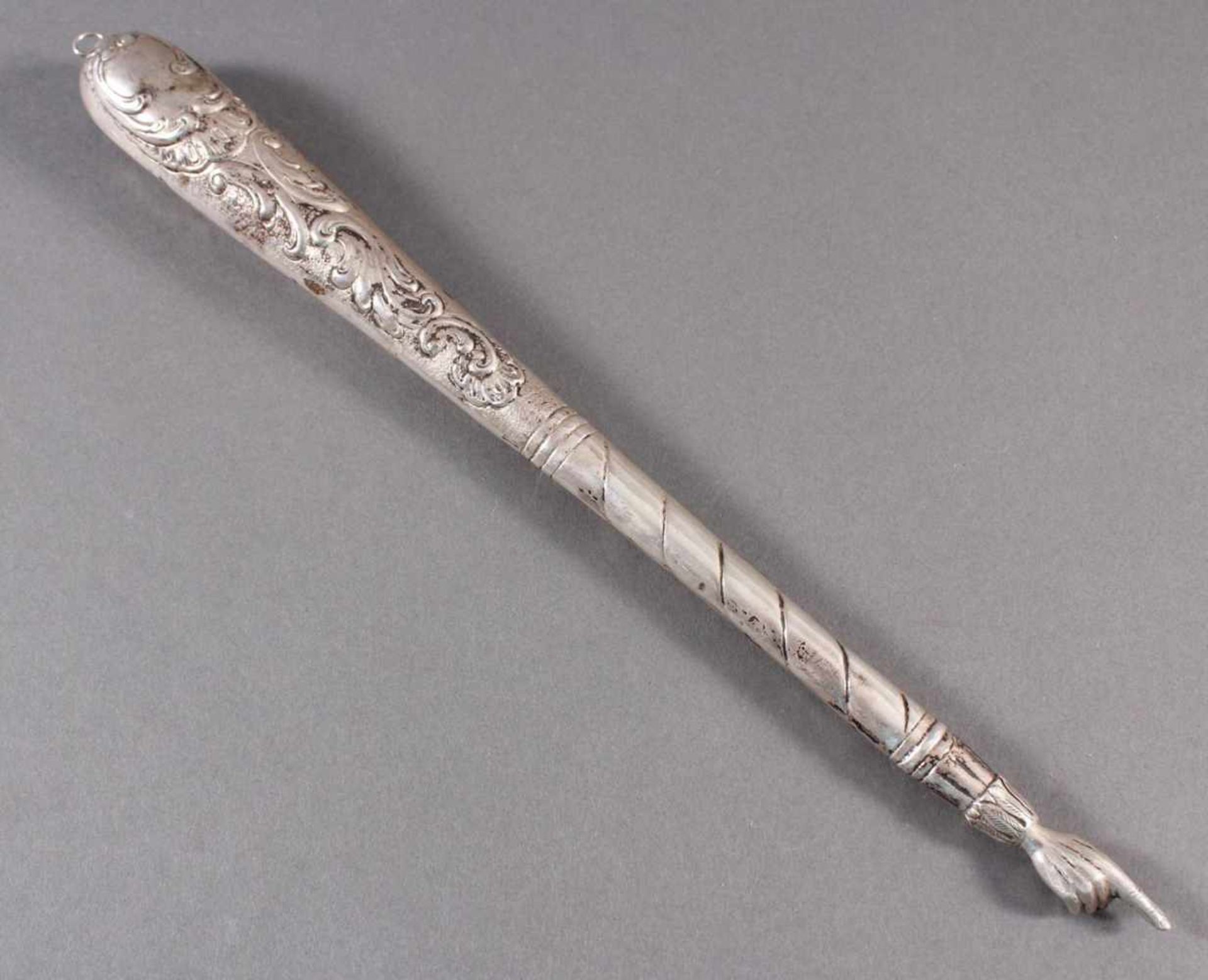 Judaica ,Tora Zeigestab um 1900Mit Rocallien verziert , Silber geprüft (ungemarkt). Länge ca. 35