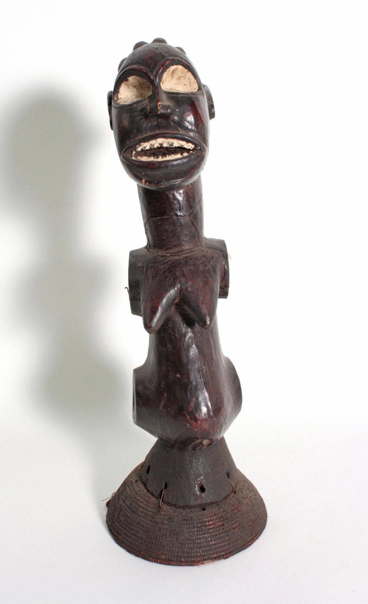 Anthropomorpher Tanzaufsatz, Nigeria. 1. Hälfte 20. Jh.Holz geschnitzt, mit Leder überzogen,