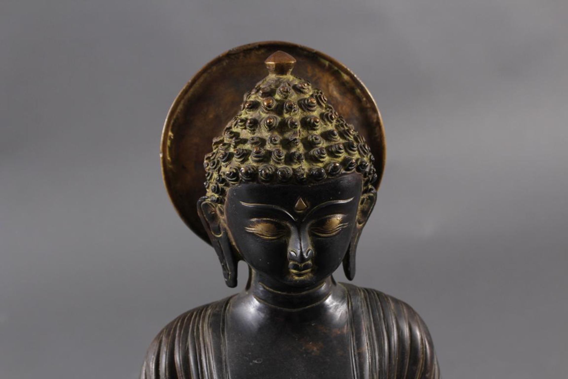 Buddha, Shakyamuni, Tibet 19. / 20. JahrhundertBronze patiniert. Mit der rechten Hand die Erde als - Bild 4 aus 4