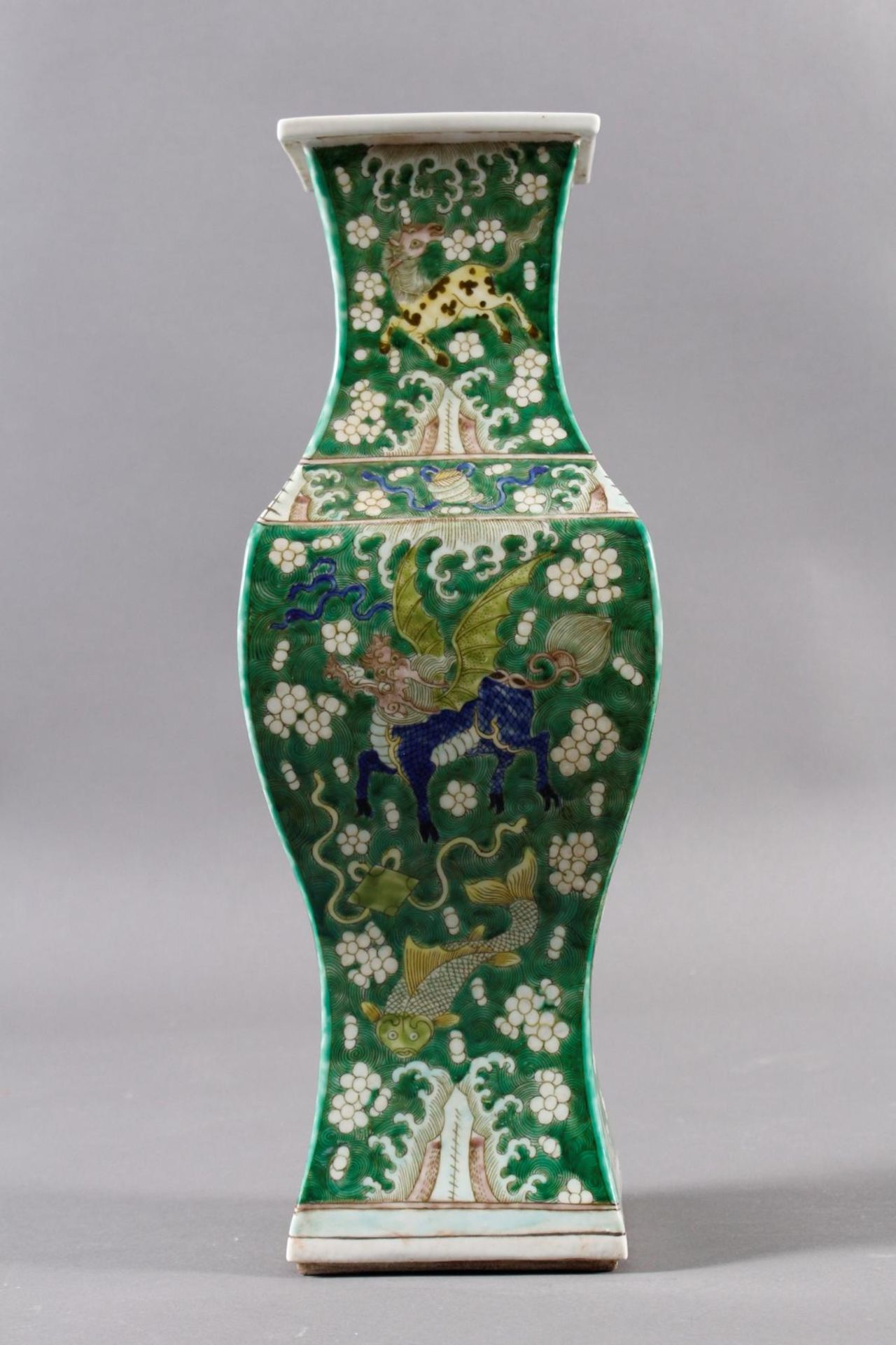 Porzellanziervase, China, späte Quing-Dynastie, 19. / 20. JahrhundertPolychrom bemalt. Unterboden