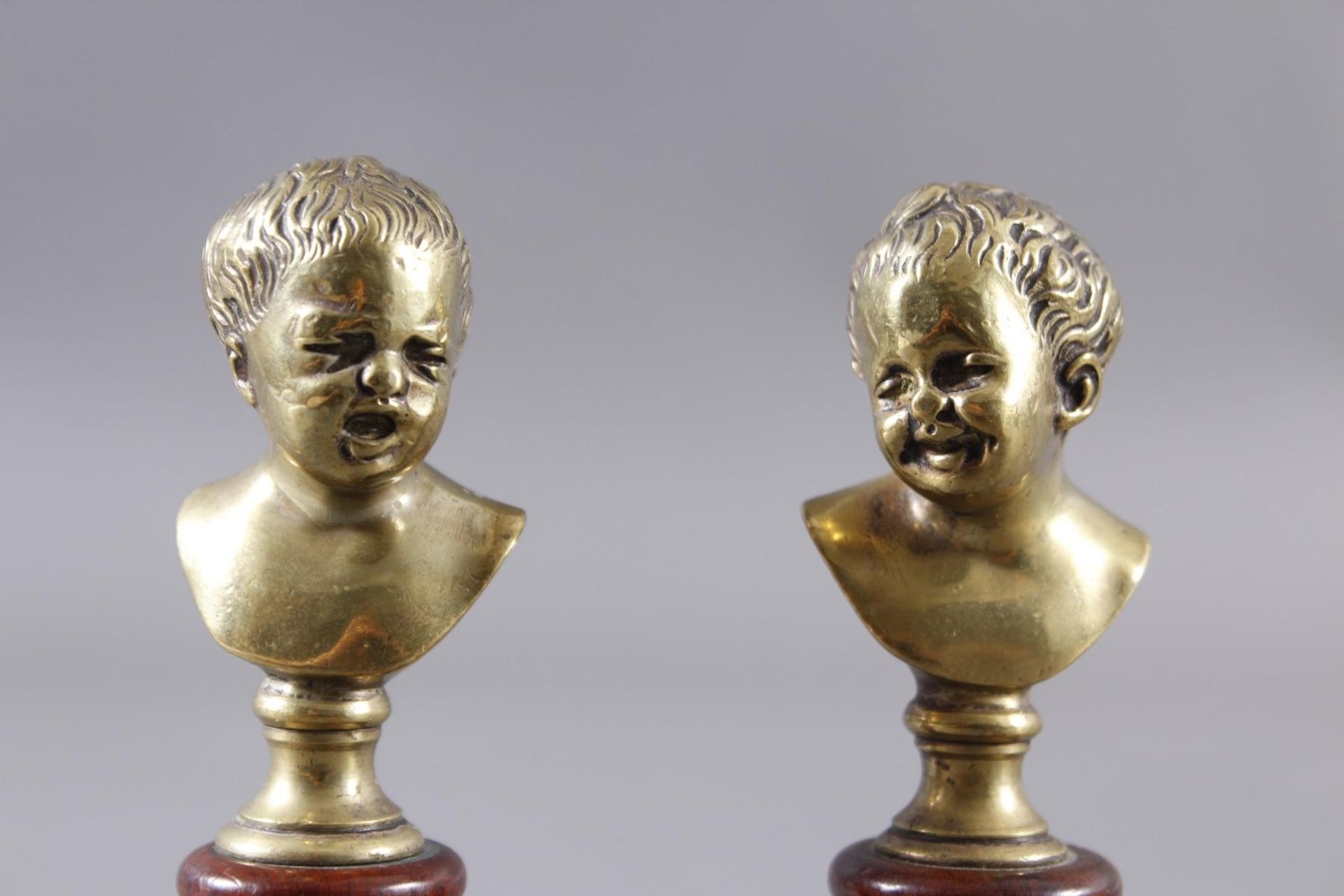 Paar Bronzebüsten, Knaben, Lachendes und weinendes Gesicht, Frankreich 19. JahrhundertBüsten auf - Bild 3 aus 4