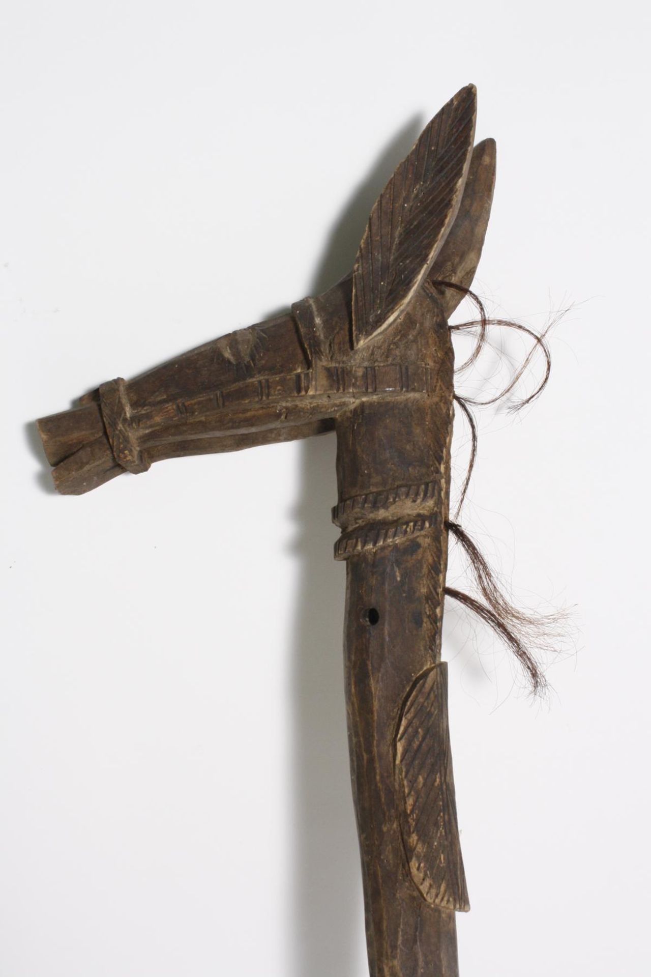 Pferdekopfstock, Bamana, Mali, 1. Hälfte 20. Jh.Holz, geschnitzte Griff in Form eines Pferdekopfes - Bild 2 aus 3