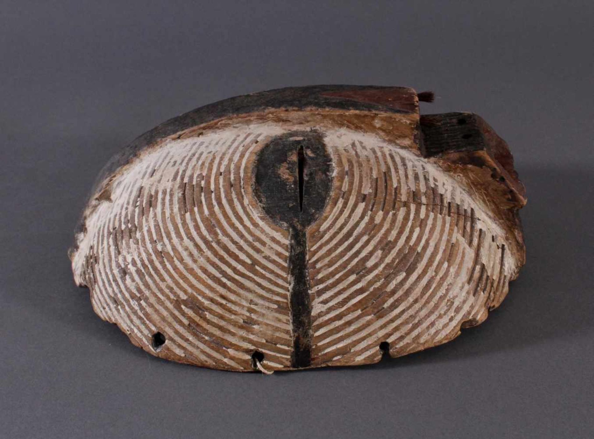 Antike Maske, Luba, KongoHolz geschnitzt, runde "Kifwebe-Maske" der Luba. polychrom gefärbt, mit - Bild 2 aus 6