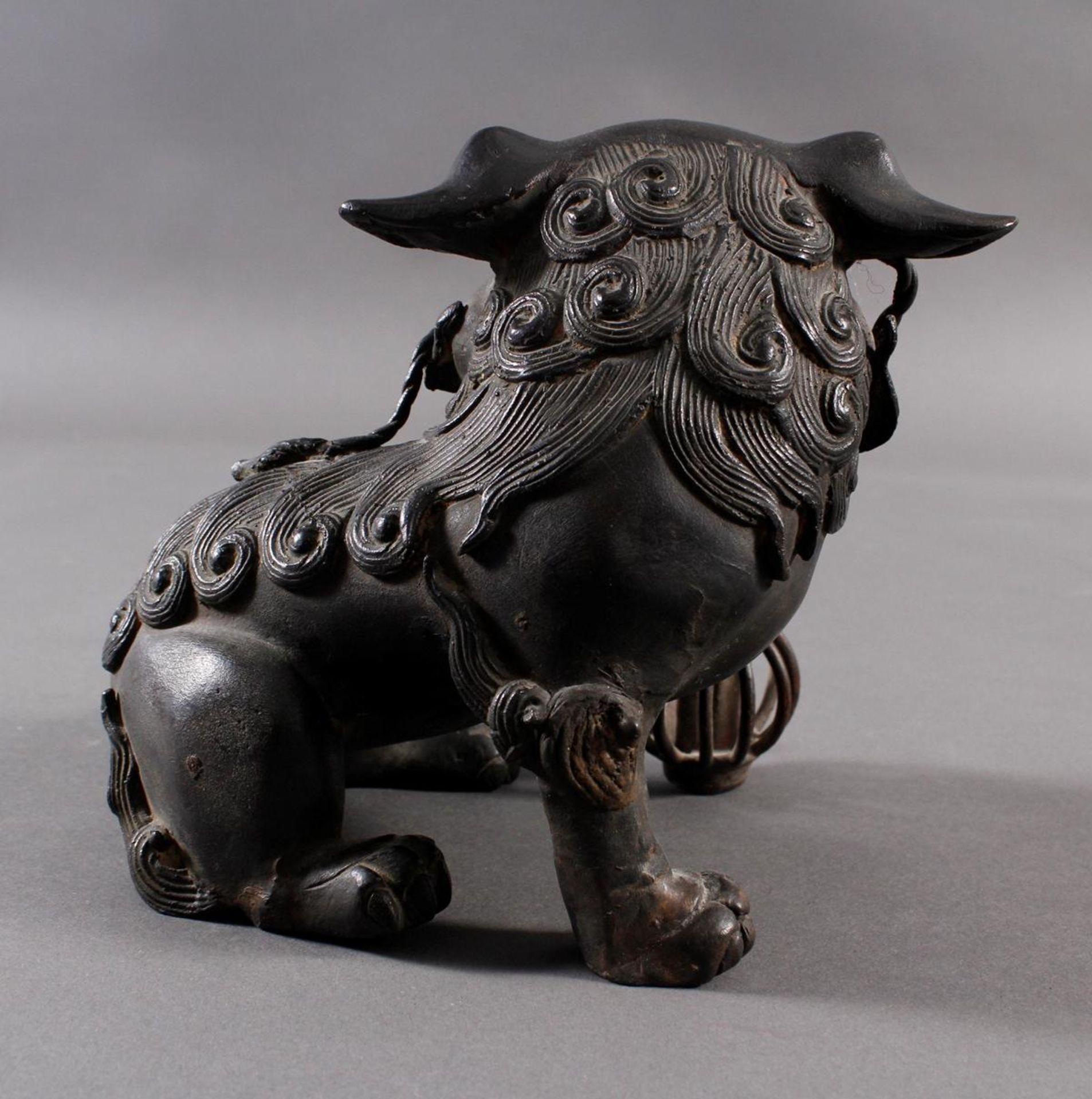 Bronze Fu oder Foo Hund, Japan wohl 20. Jh.Bronze dunkel patiniert, ca. 16,5 x 22 x 15 cm, 2,6 kg. - Bild 6 aus 10