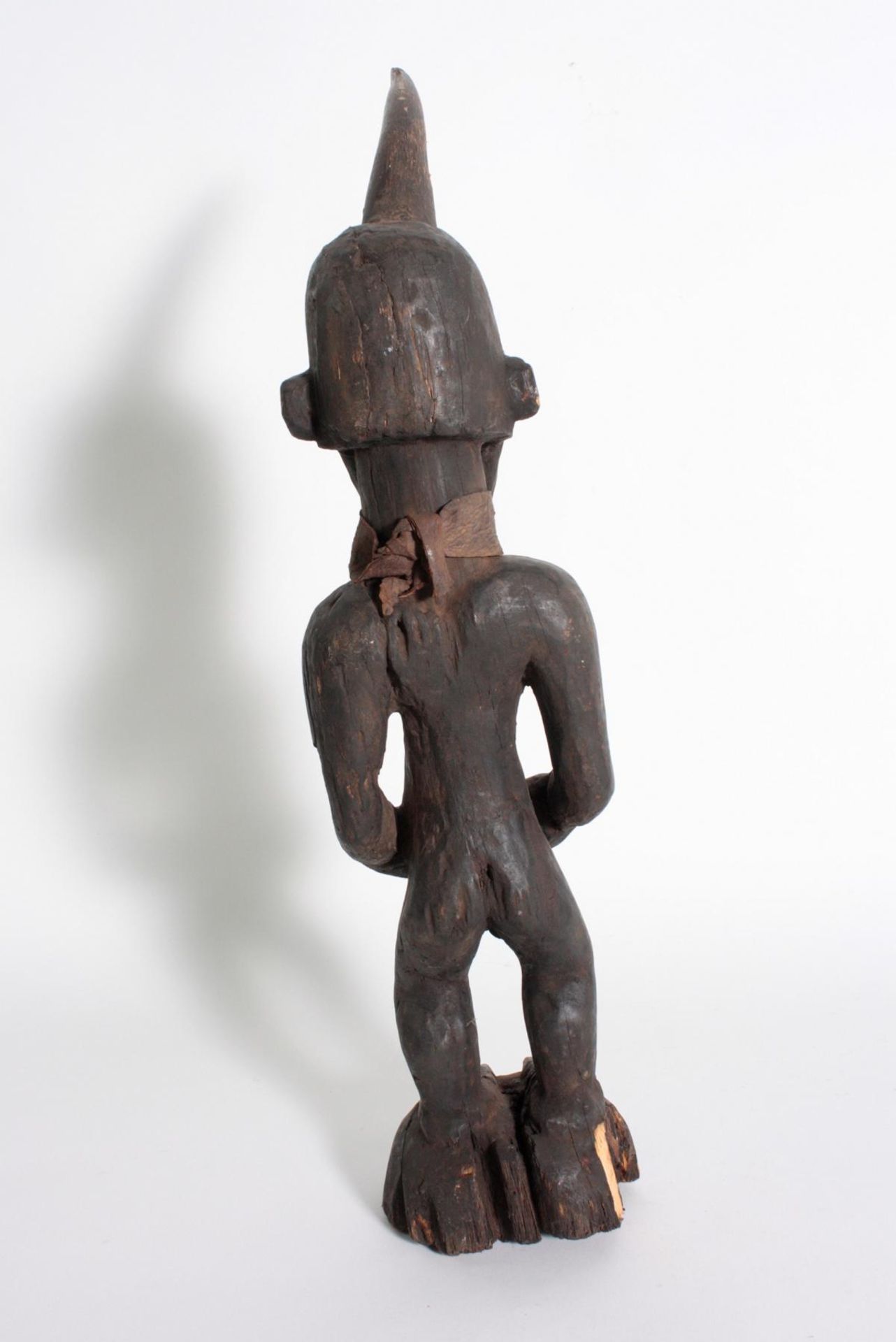 Kraft-Figur, Songye/Kongo, 1. Hälfte 20. Jh.Holz geschnitzt und dunkel patiniert, auf rundem - Bild 4 aus 7