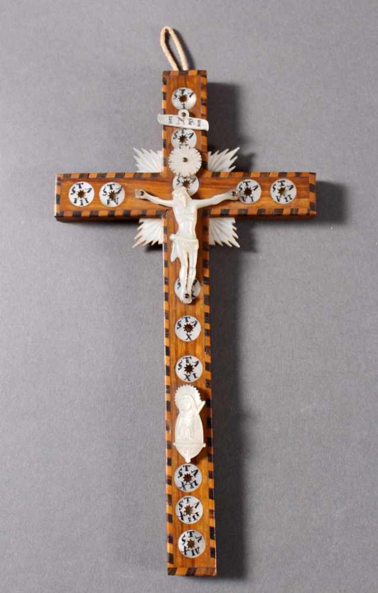 Wandkreuz, wohl Frankreich um 1800Obstholz mit beschriftetten Perlmutt Auf- und Einlagen, in Form - Bild 2 aus 6