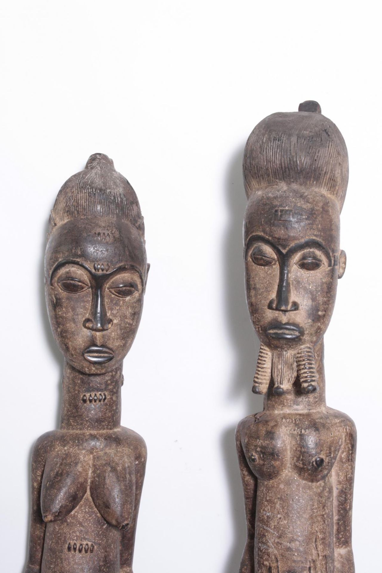 Figure-Paar, Blolo Bian und Blolo Bla, Baule, Elfenbeinküste. 1. Hälfte 20. Jh.Holz aus einem - Bild 2 aus 14