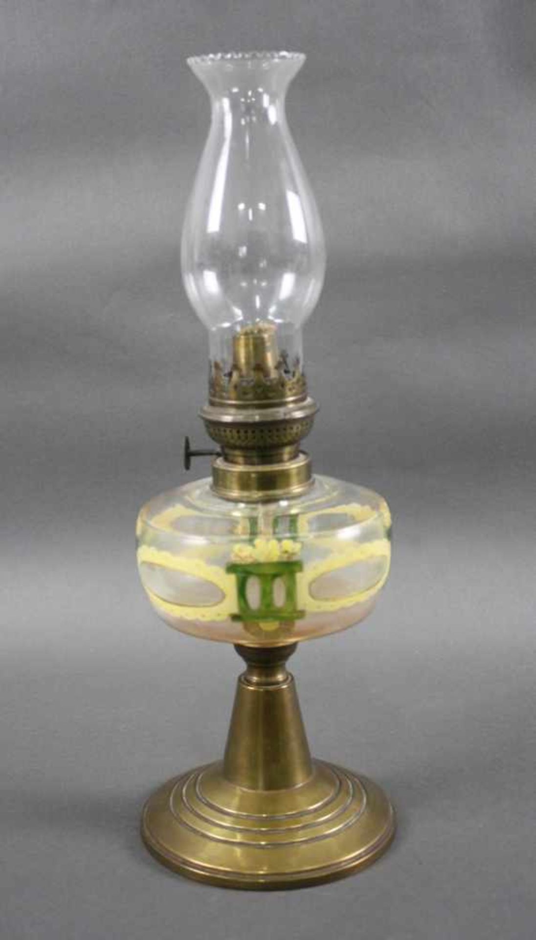 Petroleum-Tischlampe JugendstilMessing/Glas, von Hand bemalter Glasbehälter mit Jugendstilmotiv