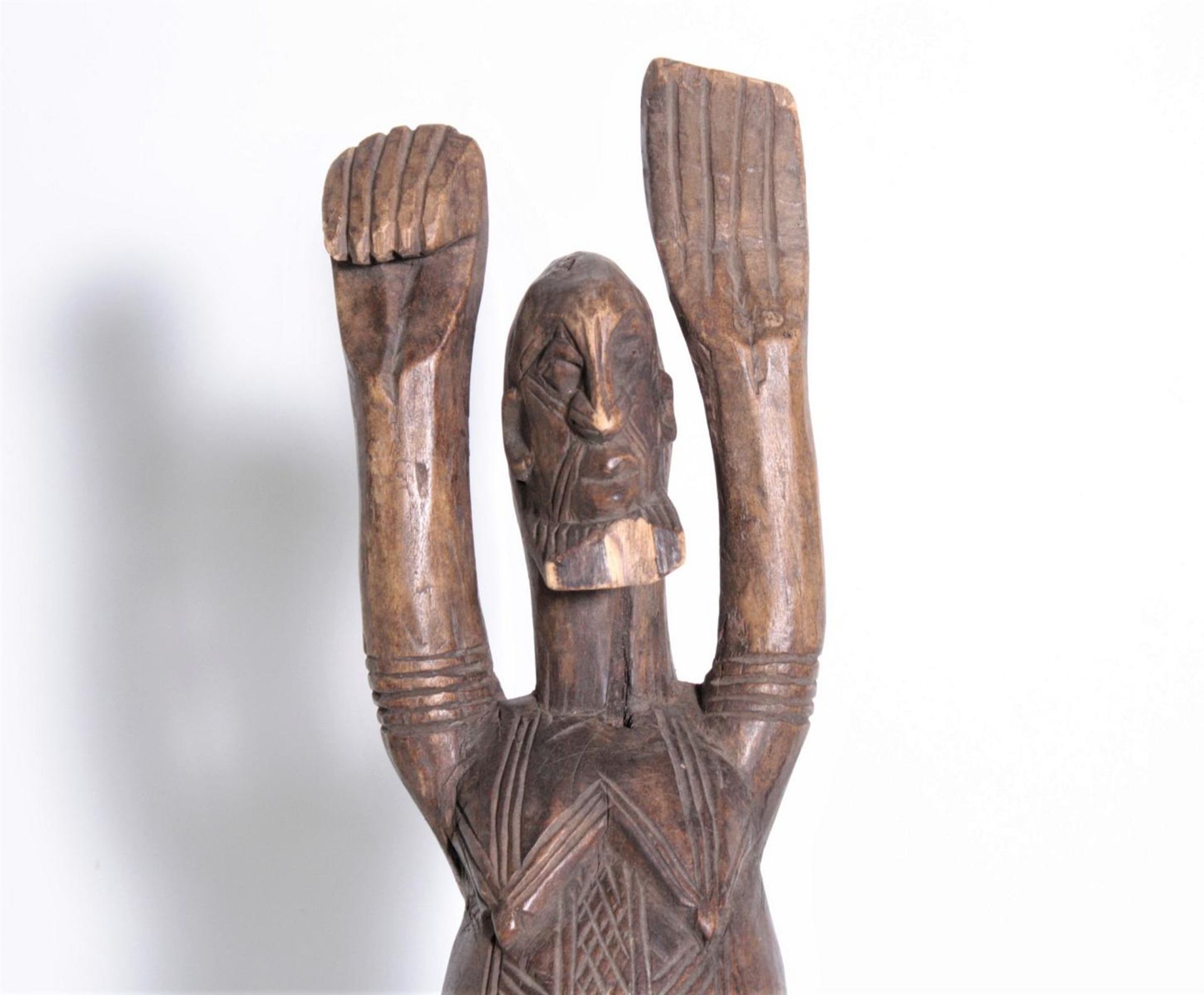 Mythische Figur "Nommo", Dogon, Mali, Burkina Faso, 1. Hälfte 20. Jh.Hartholz, braune Patina, - Bild 6 aus 6