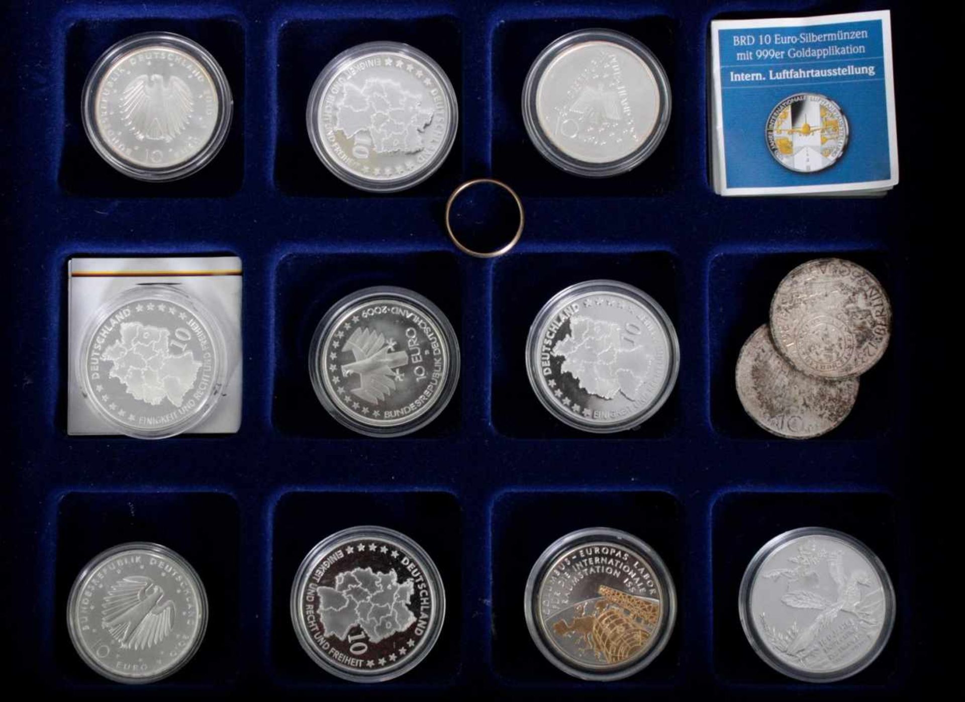 Kleiner Münznachlass und Goldring in HolzschatulleEnthalten sind 10 10-Euro Silbermünzen in