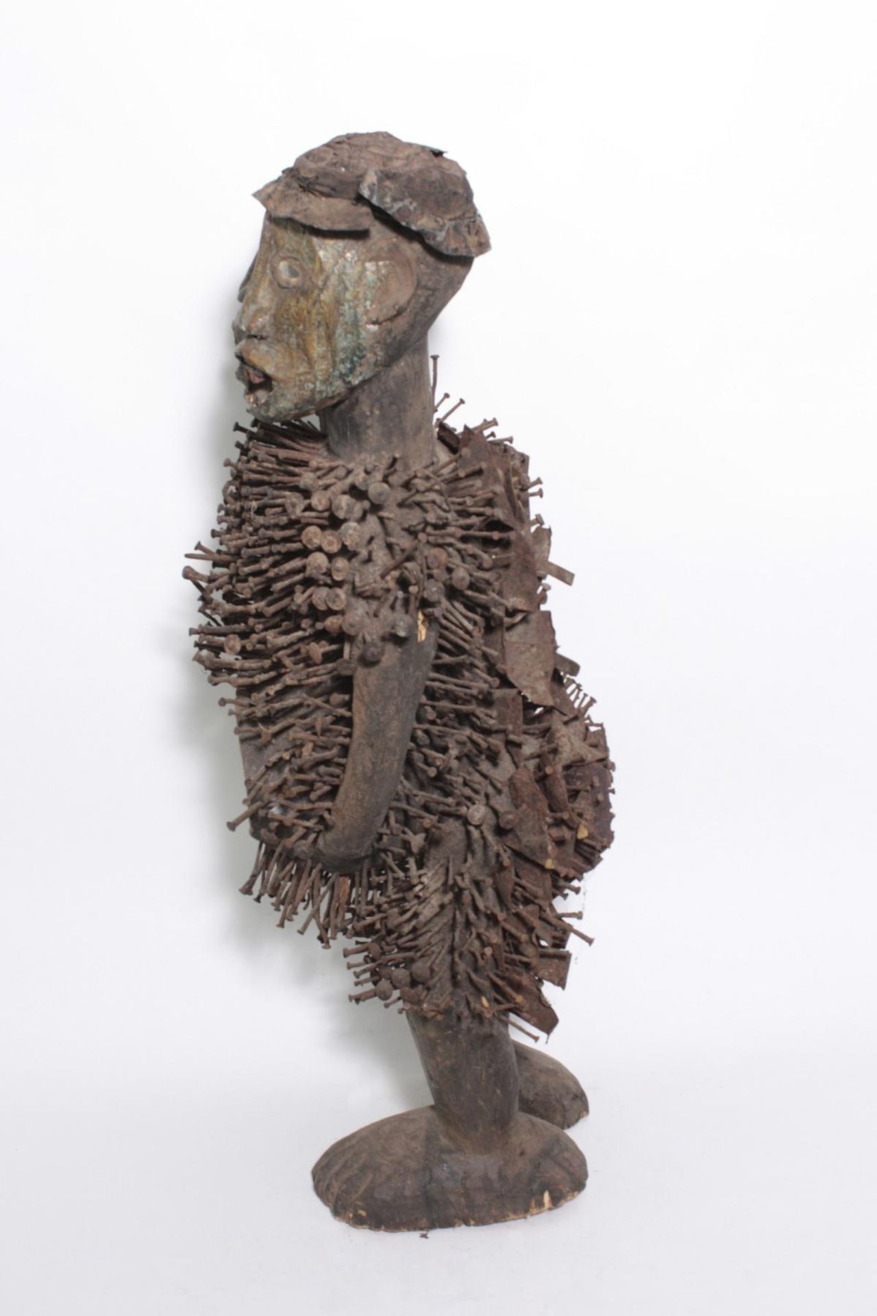 Doppelkopf-Nagelfetisch-Ritual Figur. Kongo-Yombe, Nkisi Nkondi, 1. Hälfte 20. Jh.Holz, Metallblech, - Bild 8 aus 9