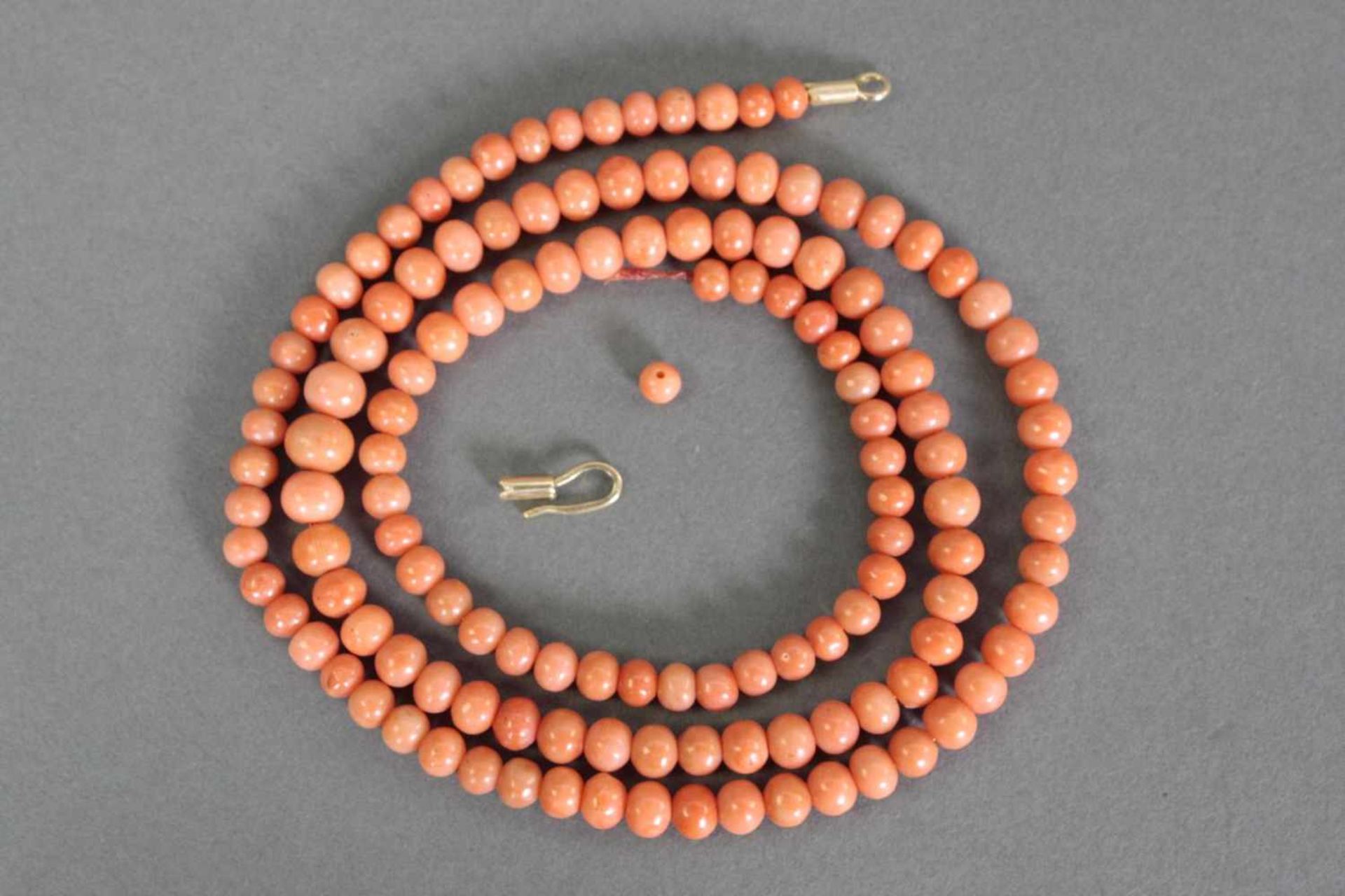 Halskette aus roten Korallenkugeln, 1. Hälfte 20. Jh.14 Karat Goldschließe, Strang gerissen, ca. 136