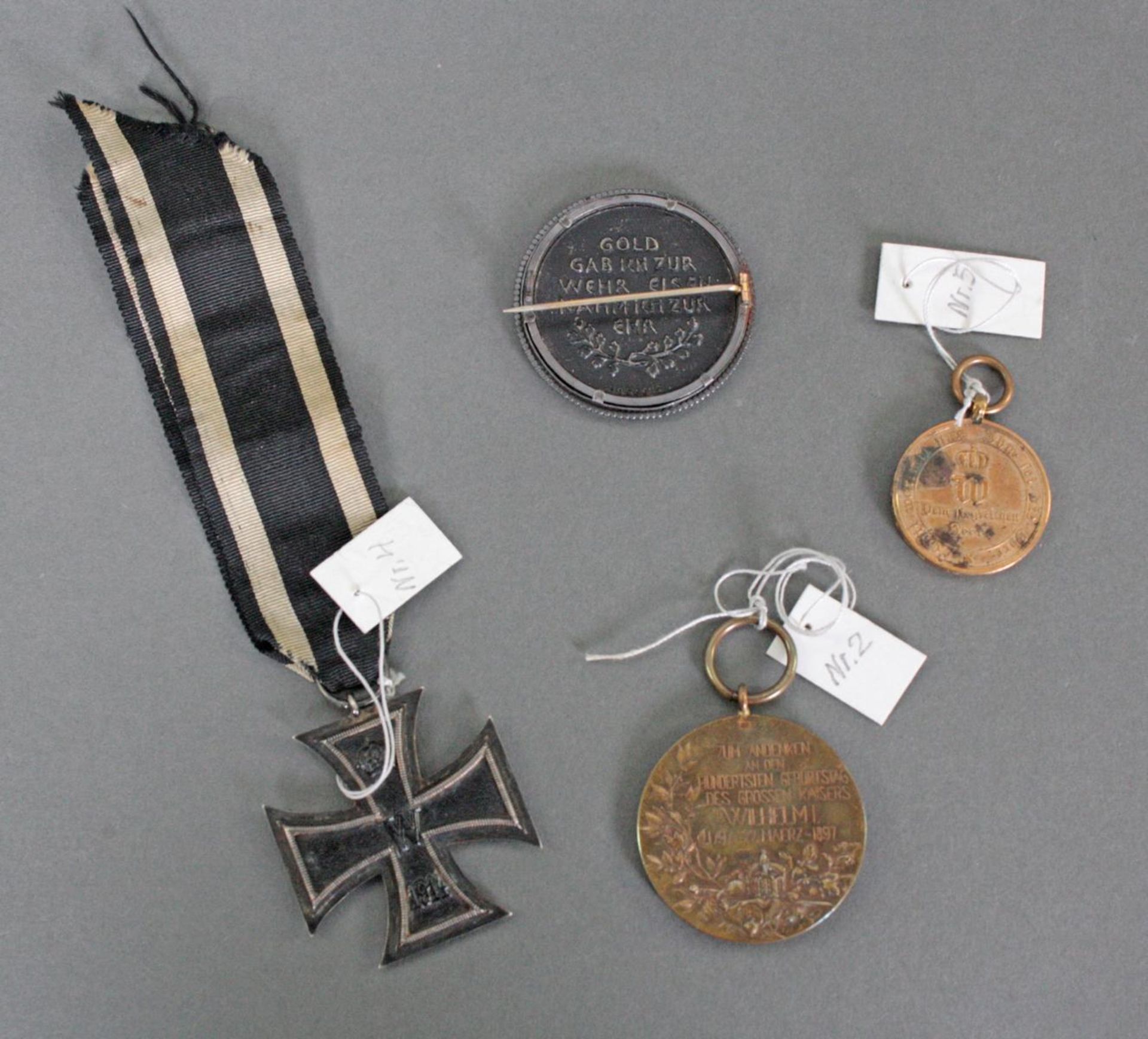 Konvolut Historika, WK I und WK II1 Eisernes Kreuz 1813/1914 an Band.1 gefasste Medaille, Gold gab - Bild 2 aus 2