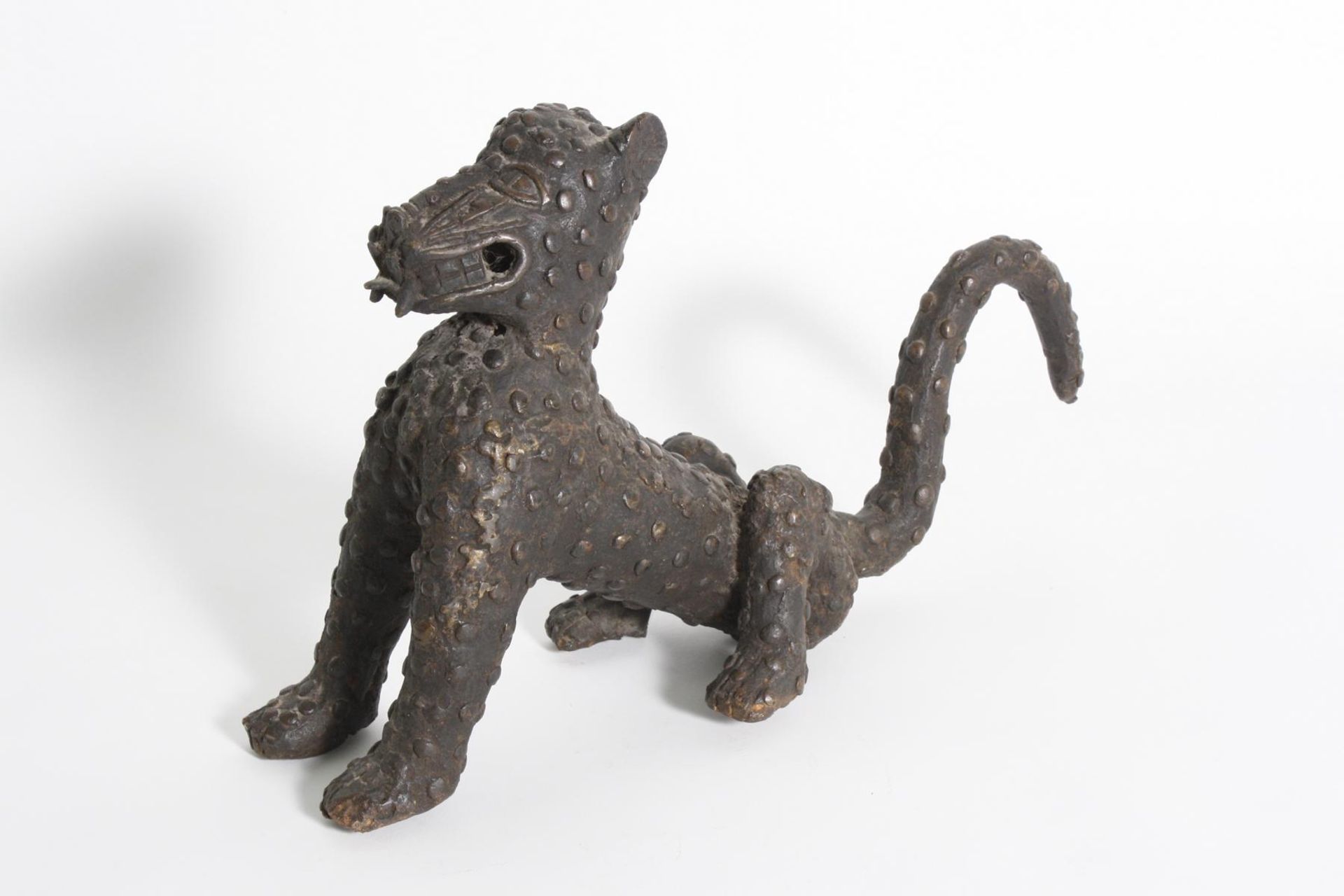 Bronze-Leopard, Benin, Nigeria, 1. Hälfte 20. Jh.Sitzendes Tier mit punktierter Musterung auf der