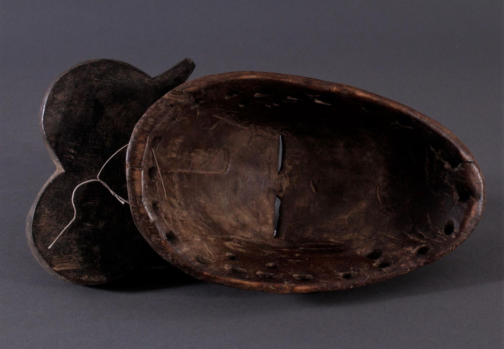 Antike Maske, Baule, Elfenbeinküste 1. Hälfte 20. Jh.Holz geschnitzt, dunkle Patina, Haar-Spitze - Bild 4 aus 4