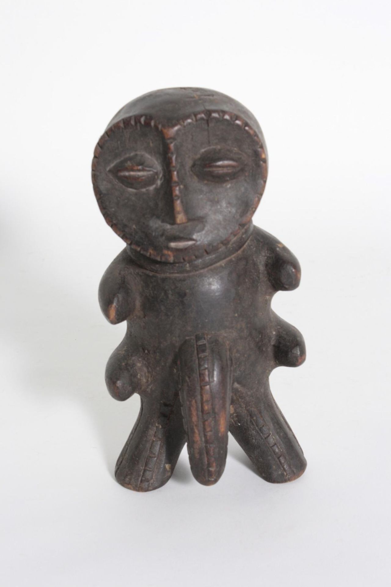 Fetischfigur wohl Ngbaka, D. R, Kongo, 1. Hälfte 20. Jh.Holz, geschnitzt, dunkle Krustenpatina,