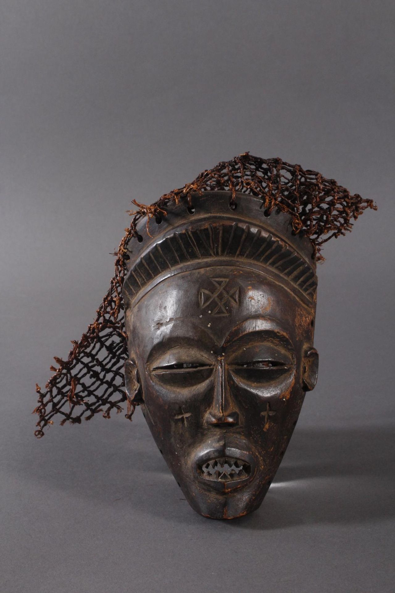 Antike Maske, Chokwe, Kongo 1.Hälfte 20. Jh.Holz geschnitzt, dunkle Patina, Narbenschmuck,