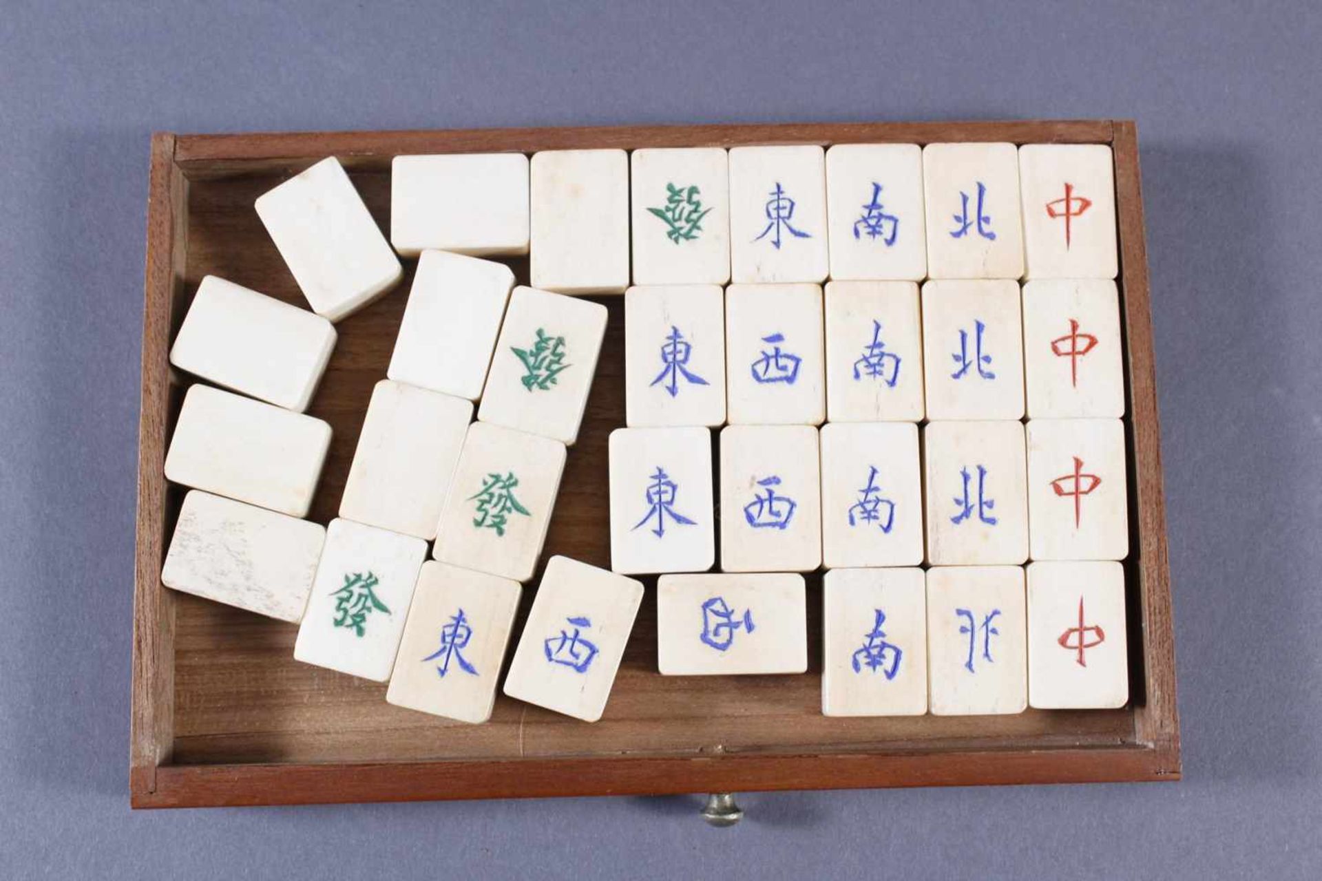 Mahjong-Spiel, China, 1. Hälfte 20. JahrhundertTragbarere Holzkasette mit plastisch geschnitztem - Bild 5 aus 11