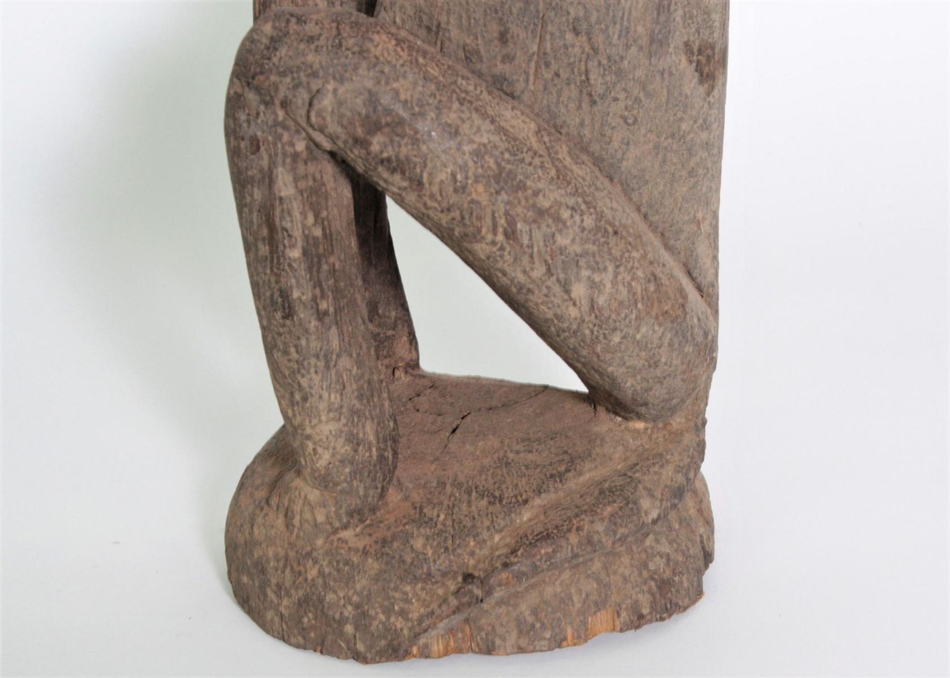 Hockende zoomorphe Figur, wohl Lobi, Burkina Faso, 1. Hälfte 20. Jh.Holz geschnitzt, graubraune - Bild 10 aus 10