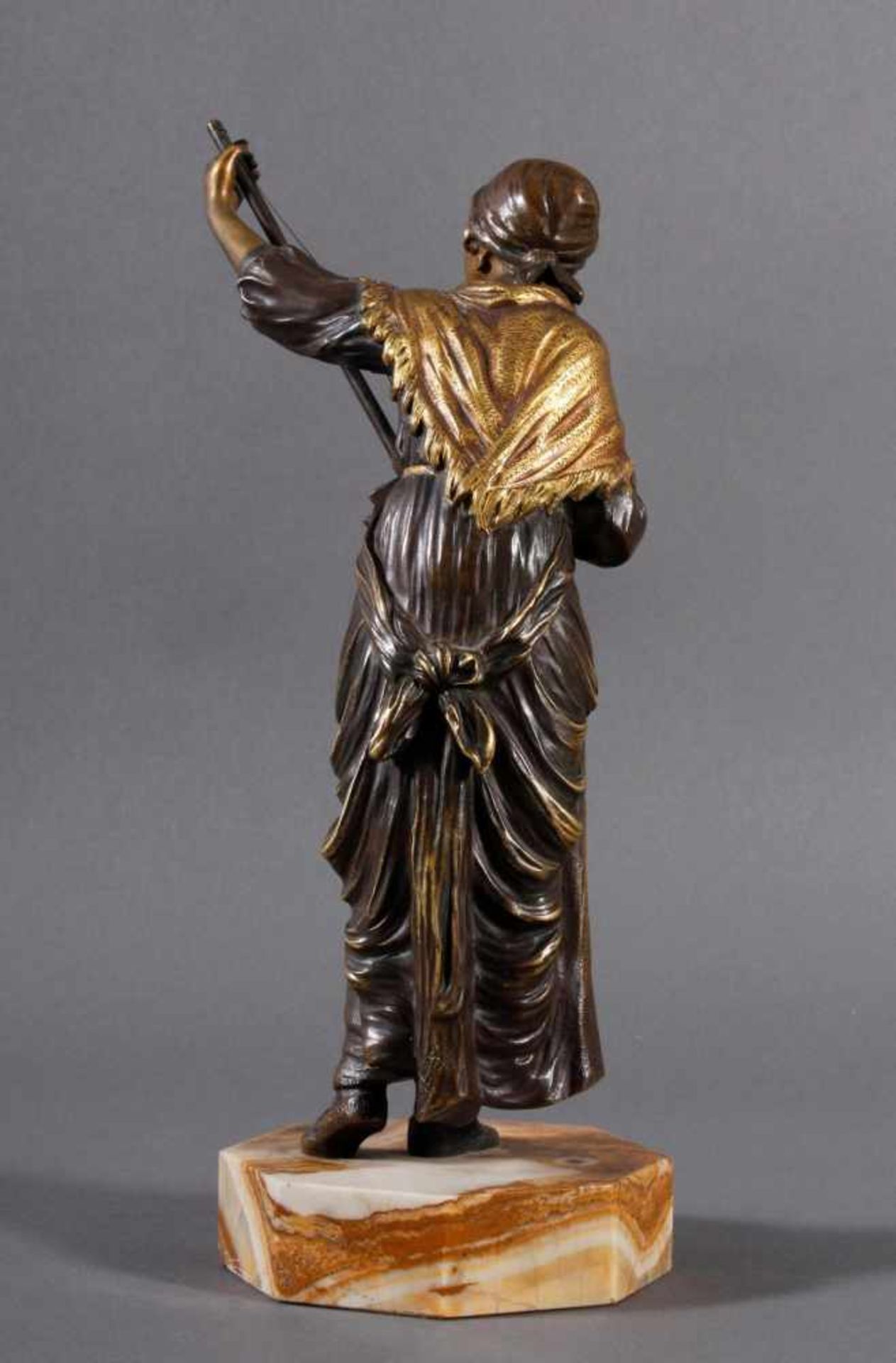 Mandolinenspielerin von Dominic Alonso (1885-1926)Sehr fein gearbeitete Bronze, patiniert und - Bild 3 aus 5