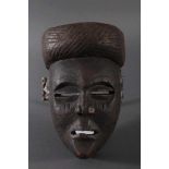 Antike Maske, Angola, Luena 20. Jh.Holz geschnitzt, dunkle Patina, Narbentatauierung, Ohren