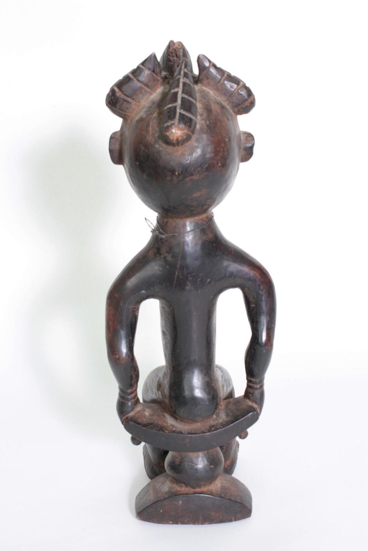 Sitzende weibliche Figur, Baule, Elfenbeinküste, 1. Hälfte 20. Jh.Holz geschnitzt, schwarzbraune - Bild 3 aus 7